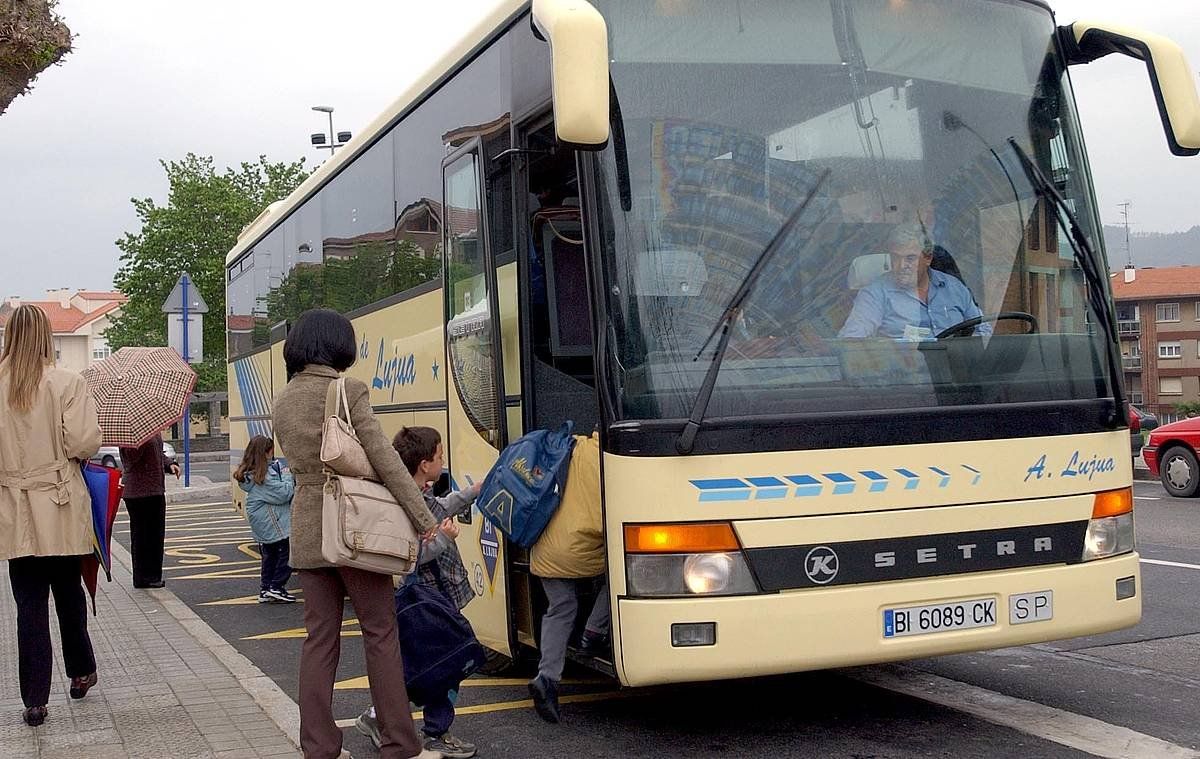 Haurrak autobusera igotzen eskolara joateko. MARISOL RAMIREZ / FOKU