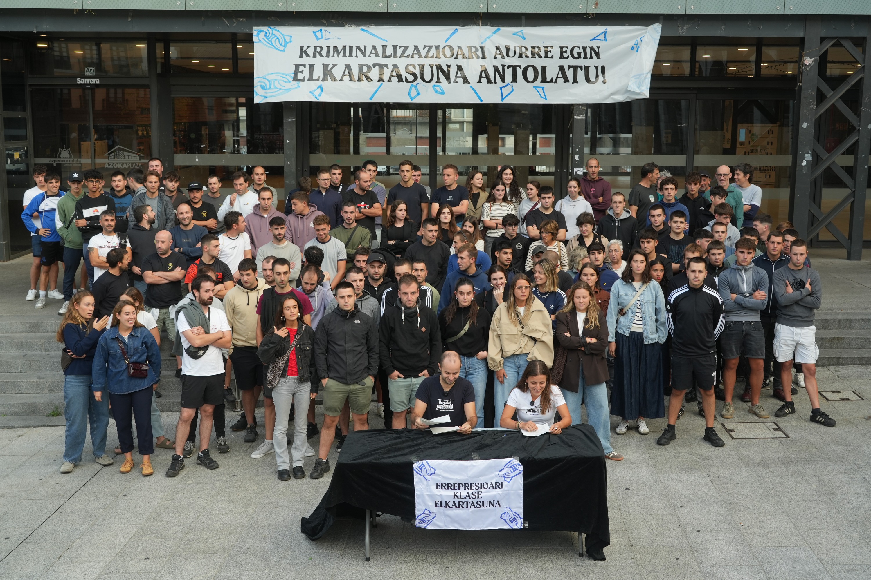 Errepresioaren Aurka plataformaren agerraldia, atzo, Azpeitian. JON URBE / FOKU