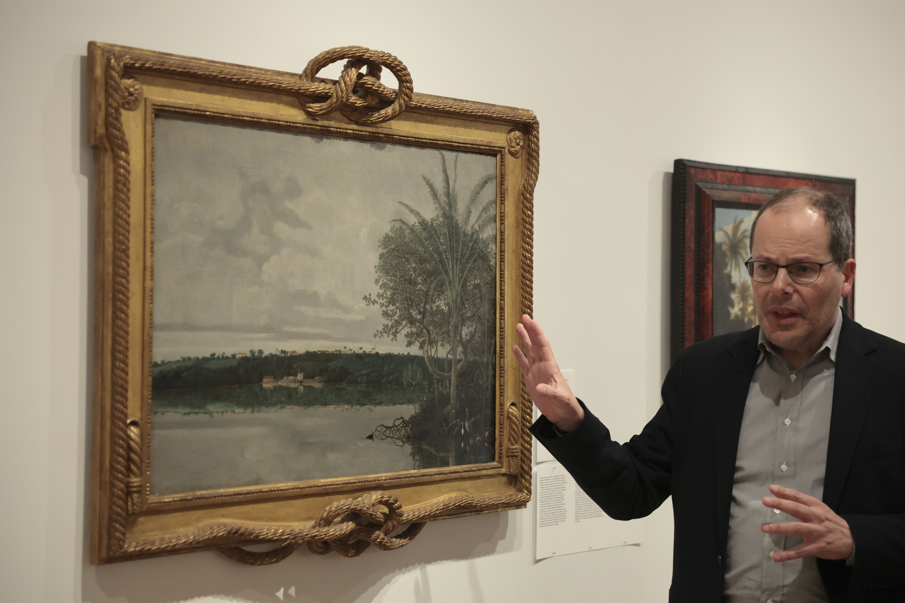 Gabriel Perez-Barreiro arte aditua, Bilboko Arte Ederren museoan, Frans Jansz Post margolariaren 1638ko koadroaren ondoan. LUIS TEJIDO / EFE
