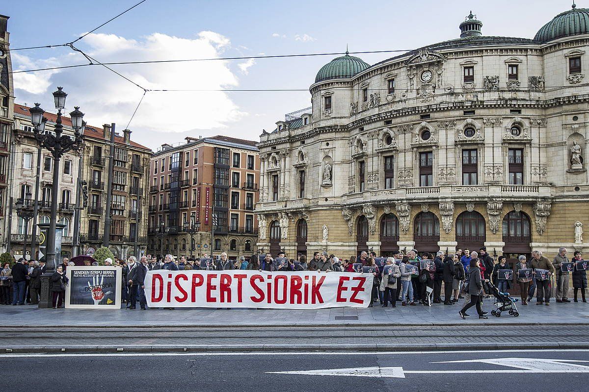 Etxerat-ek deitutako elkarretaratze bat, 2018an, Ibon Goieaskoetxearen senideek izandako istripua salatzeko. ARITZ LOIOLA / FOKU