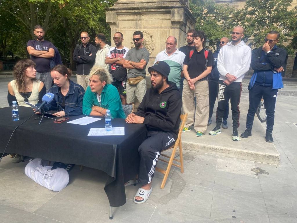 Negu Gorriak plataformaren agerraldia, gaur, Iruñeko Errekoleten plazan. NEGU GORRIAK PLATAFORMA