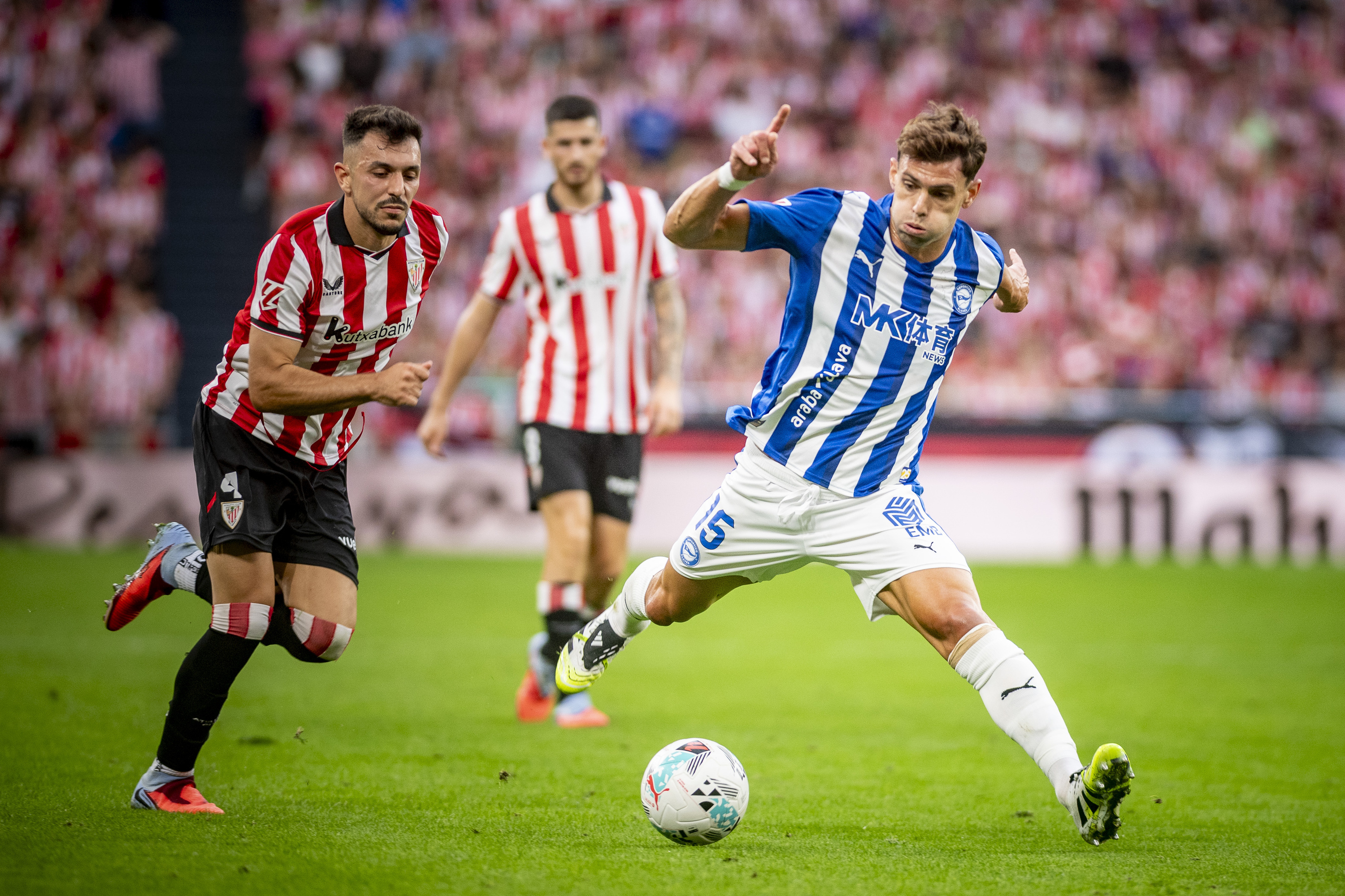 Paredes Athleticeko jokalaria eta Boye Alavesekoa, azken denboraldian, San Mamesen jokatutako derbian. JAIZKI FONTANEDA / FOKU