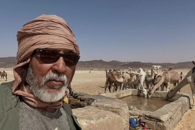Bahia Mahmud Awah basamortuan gatza garraiatzen zuen karabana baten ondoan. Bahia Mahmud Awah basamortuan gatza garraiatzen zuen karabana baten ondoan.