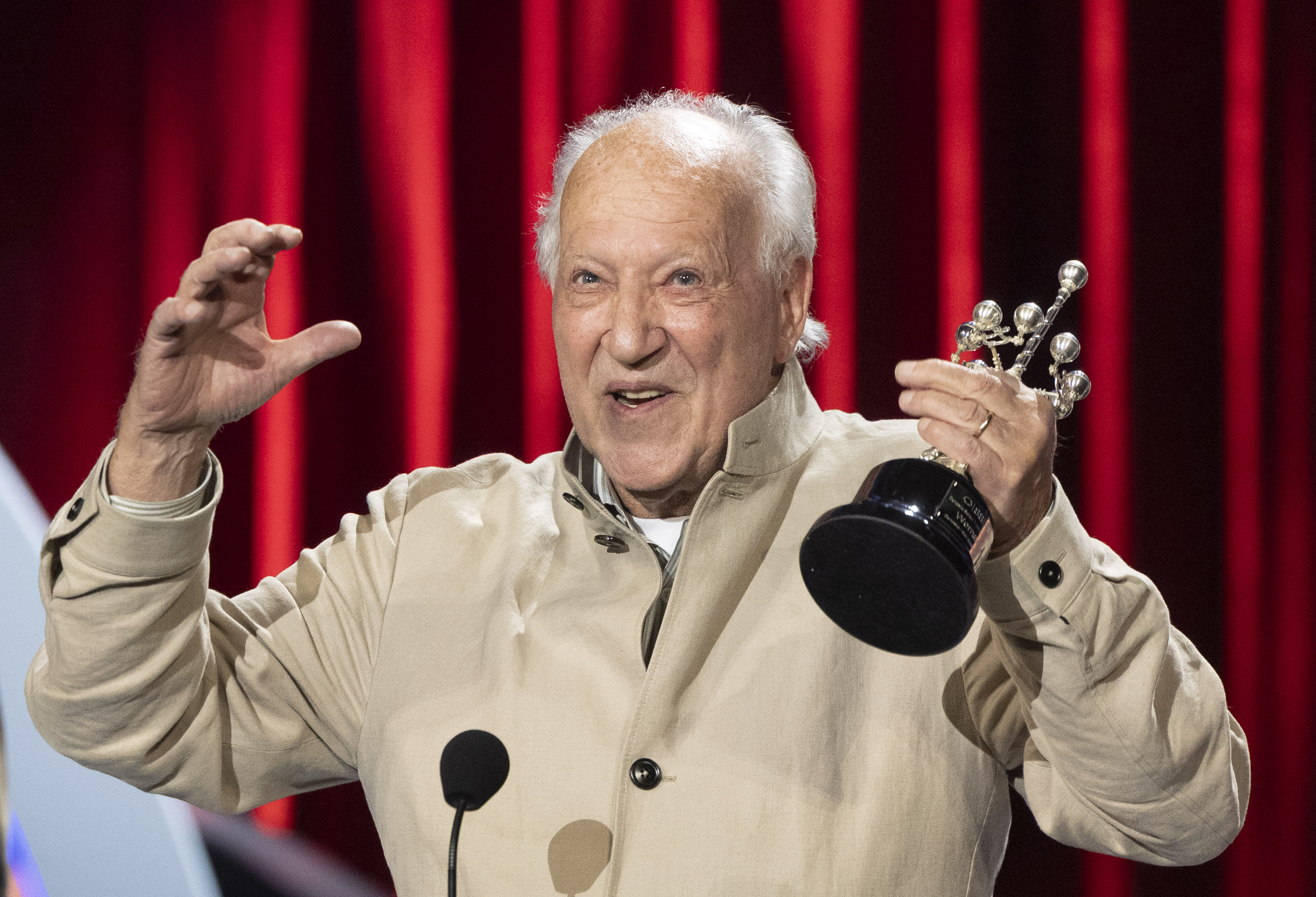 Werner Herzog zinemagilea, Donostia sariaren garaikurra eskuetan. JAVIER ETXEZARRETA / EFE