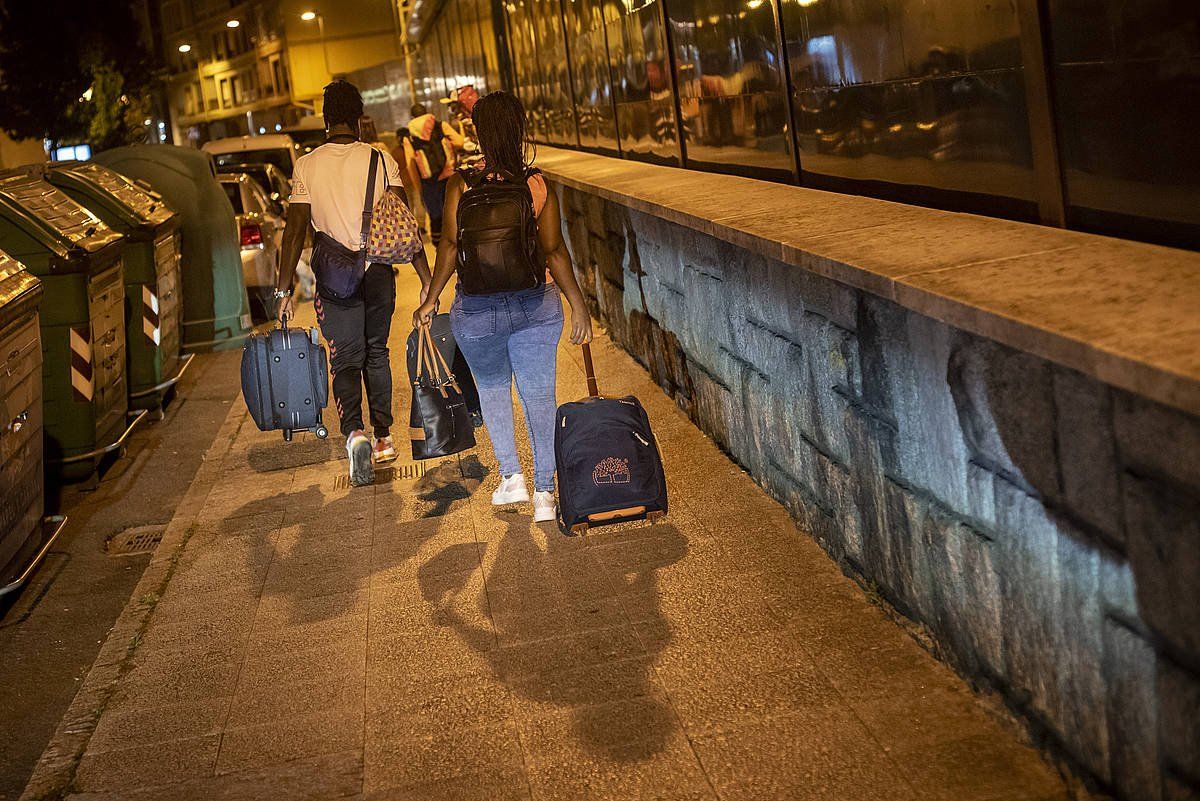 Hainbat migrante, uda honetan, Irunera iritsi berritan. GARI GARAIALDE / BOSTOK PHOTO