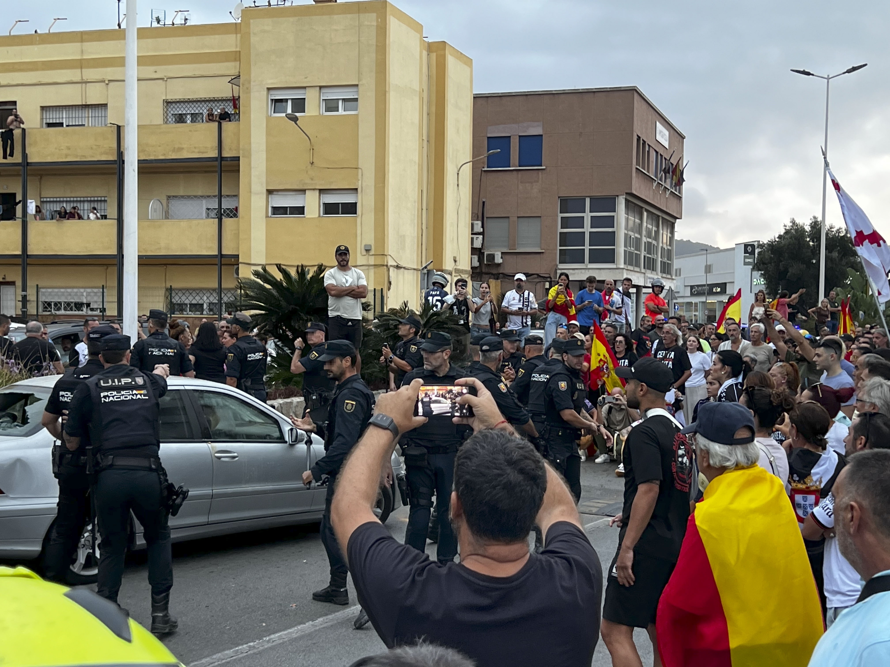 Erasotutako autoa Poliziaren eta manifestarien artean, atzeko kristala hautsita duela. ROBERTO RUIZ OLIVA / EFE
