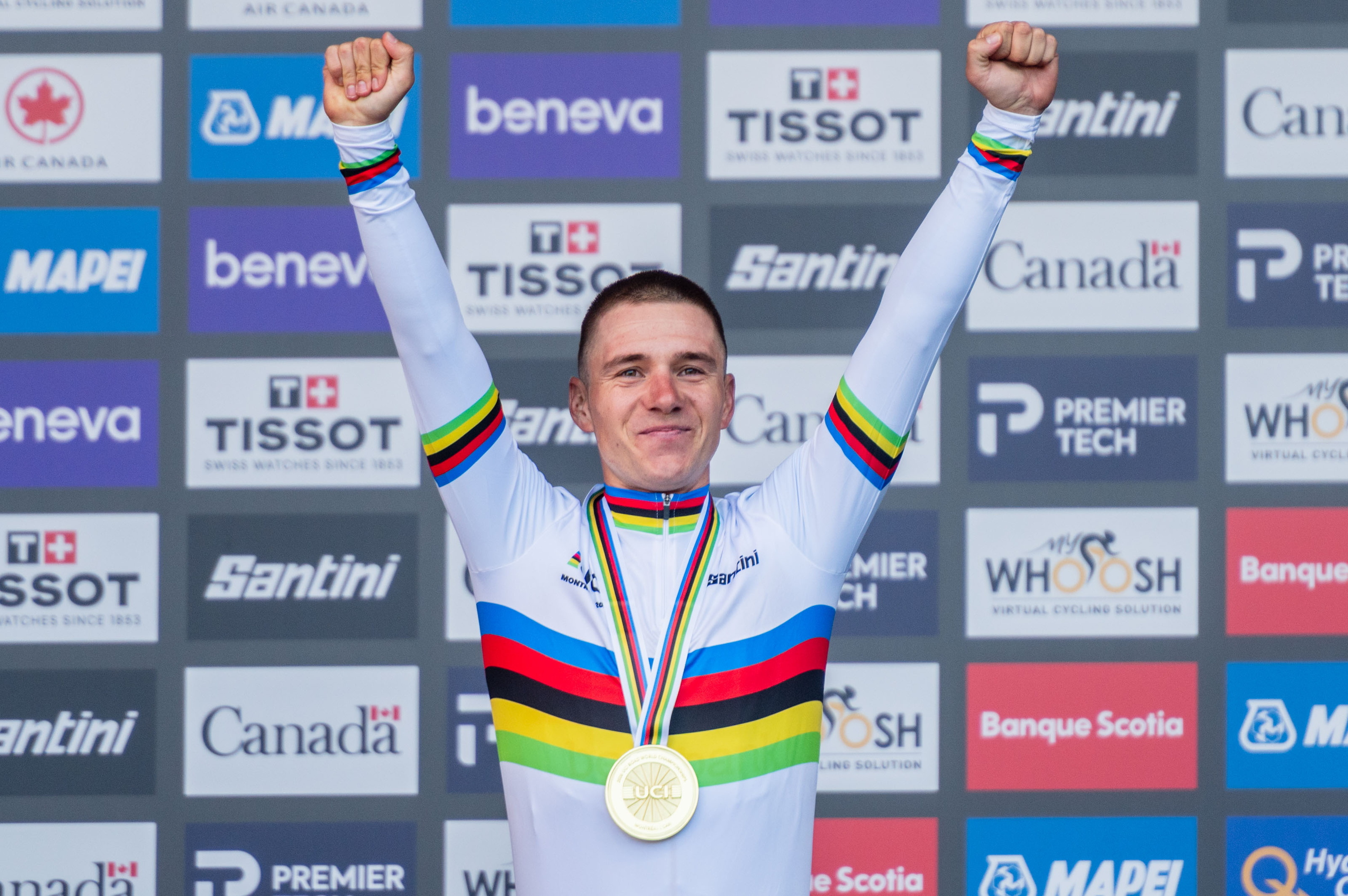 Remcon Evenepoel ortzadar elastikoarekin eta urrezko dominarekin podiumean. EDOUARD  DESROCHES / EFE