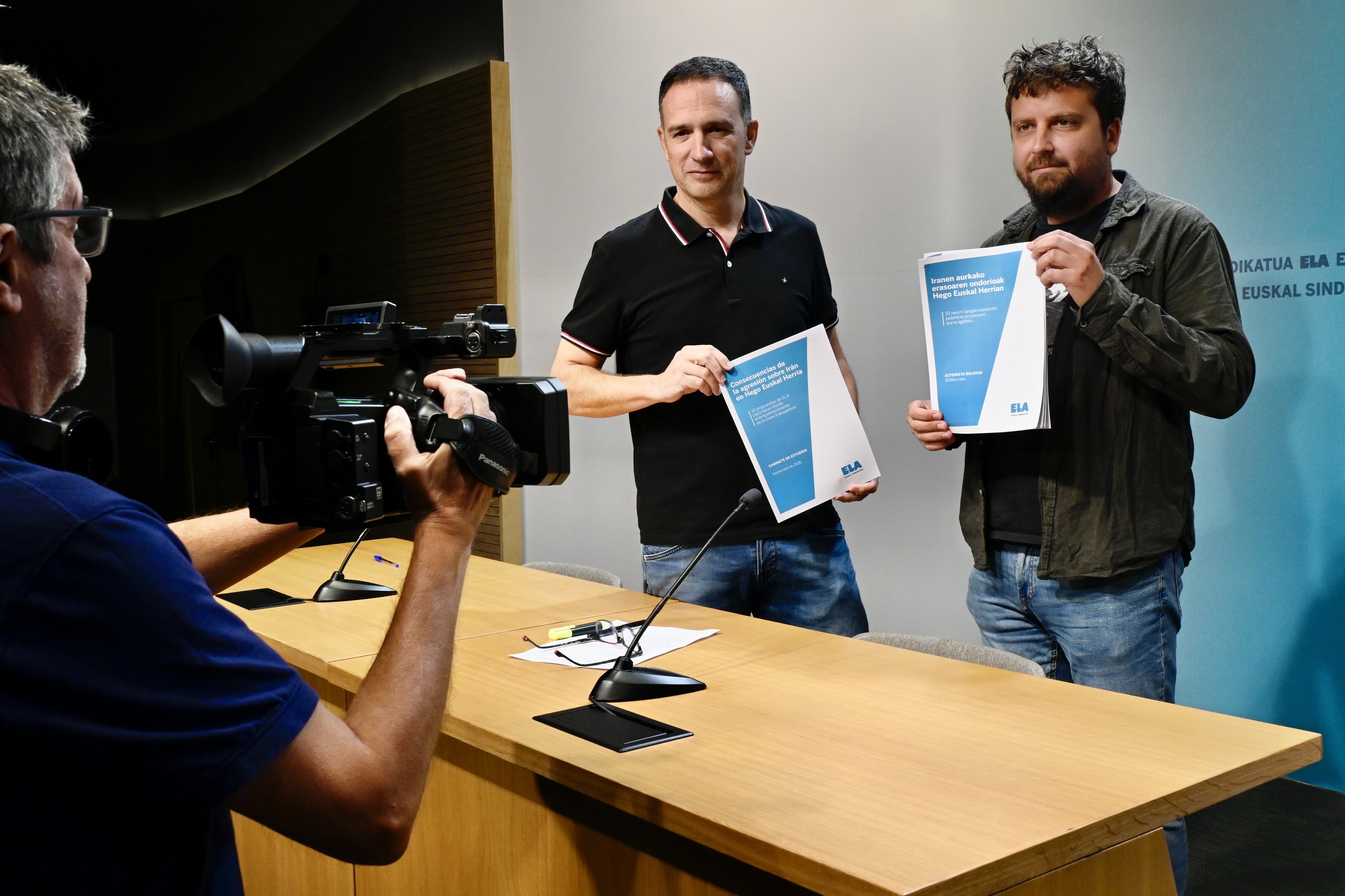 ELAko Mitxel Lakuntza eta Aitor Murgia, txostena eskuetan, gaur, Bilbon. MIKEL MARTINEZ DE TRESPUENTES / FOKU