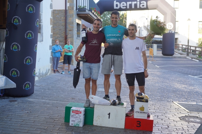 Asteasuko mendi duatloieko podiuma: Endika Mantecon, Eneko Gurrutxaga eta Aitor San Sebastian Asteasuko mendi duatloieko podiuma: Endika Mantecon, Eneko Gurrutxaga eta Aitor San Sebastian