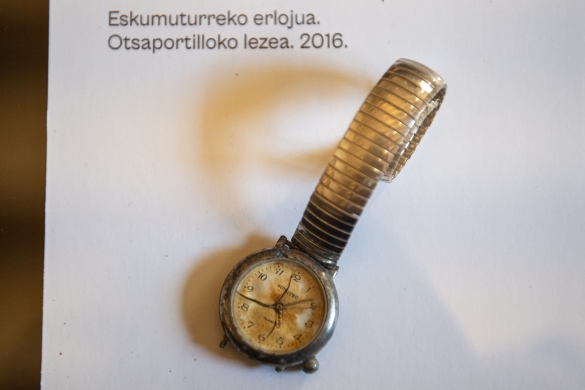 Otsoportilloko leizean topatutako erloju bat, erakusketan ikusgai. I. ZABALETA / FOKU