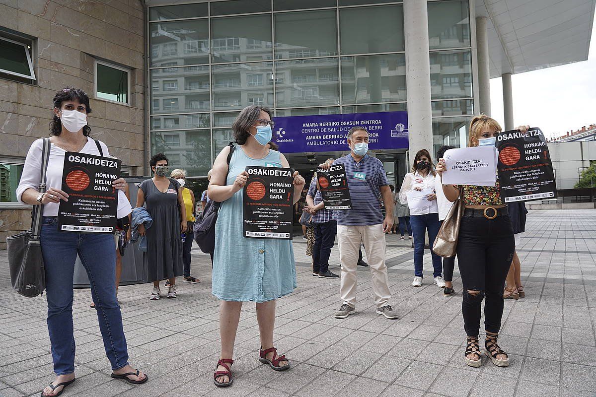 Sindikatuen protesta, gaur, Donostiako Amara Berriko lehen arretarako zentroan. GORKA RUBIO / FOKU