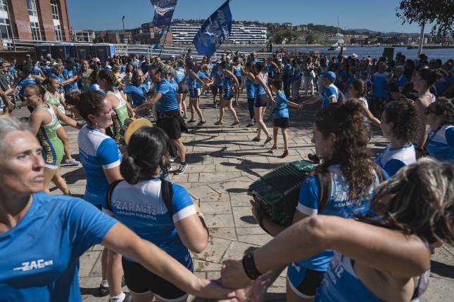 Zarauzko eta Hondarribiko arraunlariaz mailaz igo izana ospatzen. ARITZ LOIOLA / FOKU Zarauzko eta Hondarribiko arraunlariaz mailaz igo izana ospatzen. ARITZ LOIOLA / FOKU