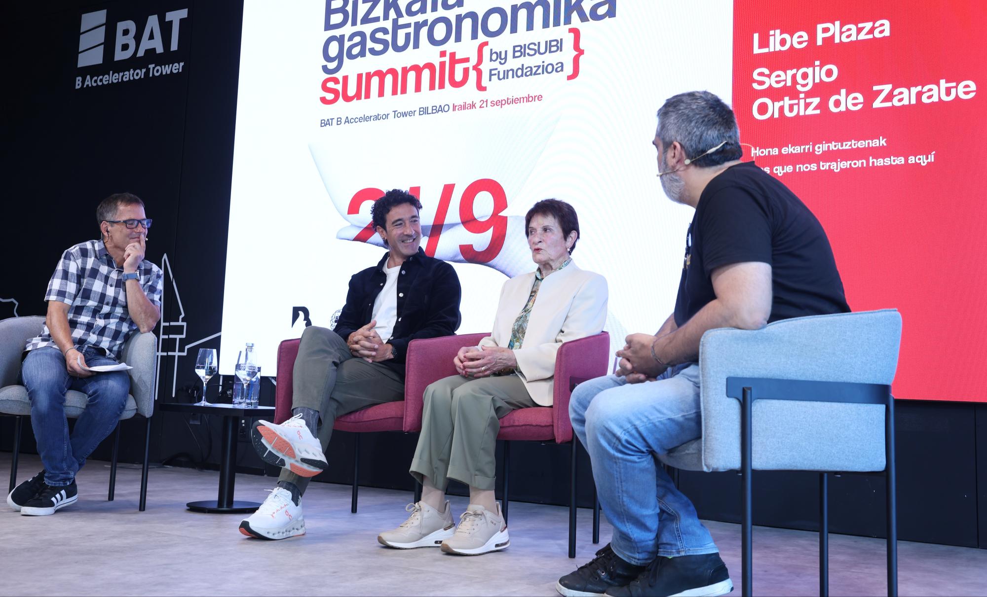 Zigor Iturrieta, Eneko Atxa, Libe Plaza eta Sergio Ortiz de Zarate, gaur, Bizkaia Gastronomika Summit topaketan, Bilboko BAT dorrean. OSKAR MATXIN EDESA / FOKU