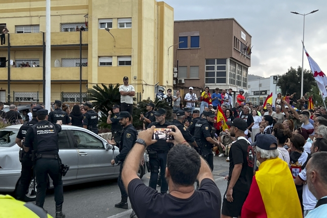 Eraso egin zioten autoa, Poliziaren eta manifestarien artean, atzeko kristala hautsita. ROBERTO RUIZ OLIVA / EFE