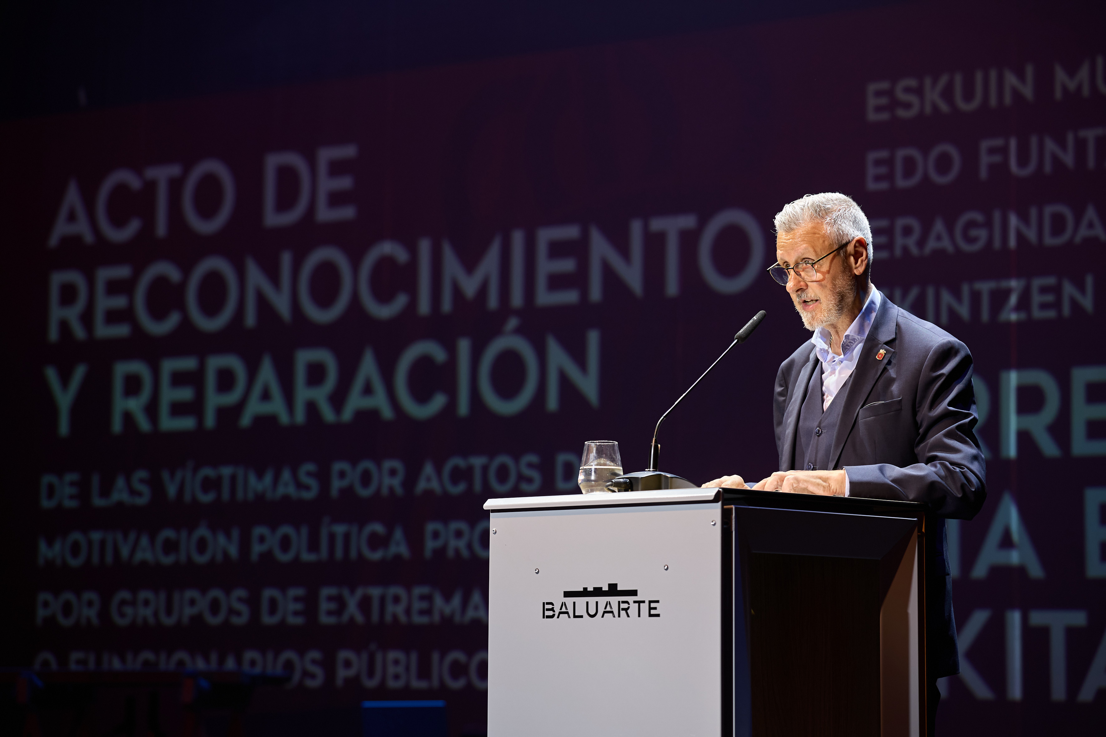 Martin Zabalza, Nafarroako Gobernuko Bake eta Bizikidetza zuzendaria, apirilean motibazio politikoko biktimei egindako ekitaldian, Baluarte jauregian. NAFARROAKO GOBERNUA