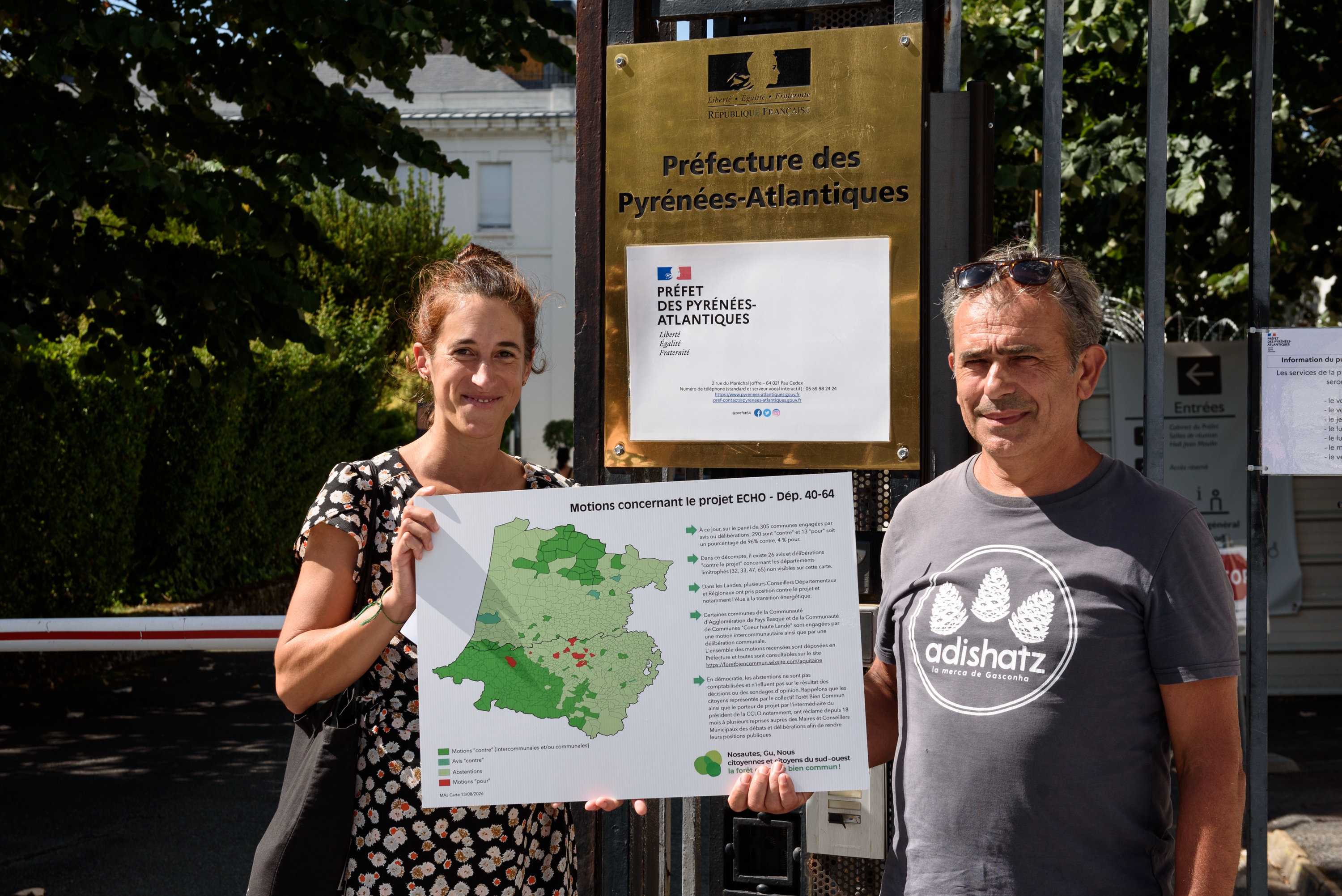E-CHO proiektuaren kontrako militanteak, Pirinio Atlantikoetako prefeturaren egoitzaren aitzinean. GUILLAUME FAUVEAU