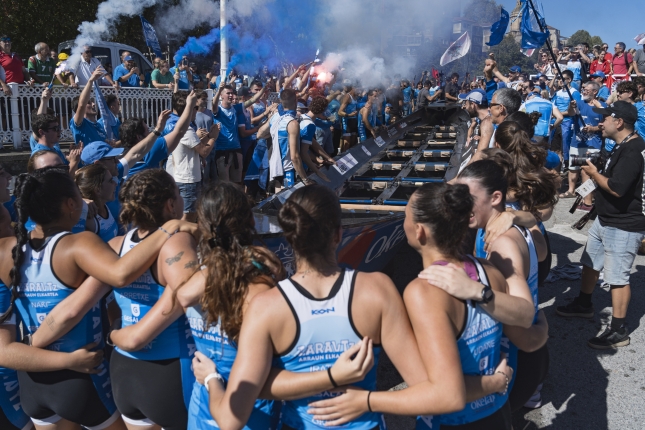 Zarauzko arraunlariak mailaz igo izana ospatzen. ARITZ LOIOLA / FOKU Zarauzko arraunlariak mailaz igo izana ospatzen. ARITZ LOIOLA / FOKU