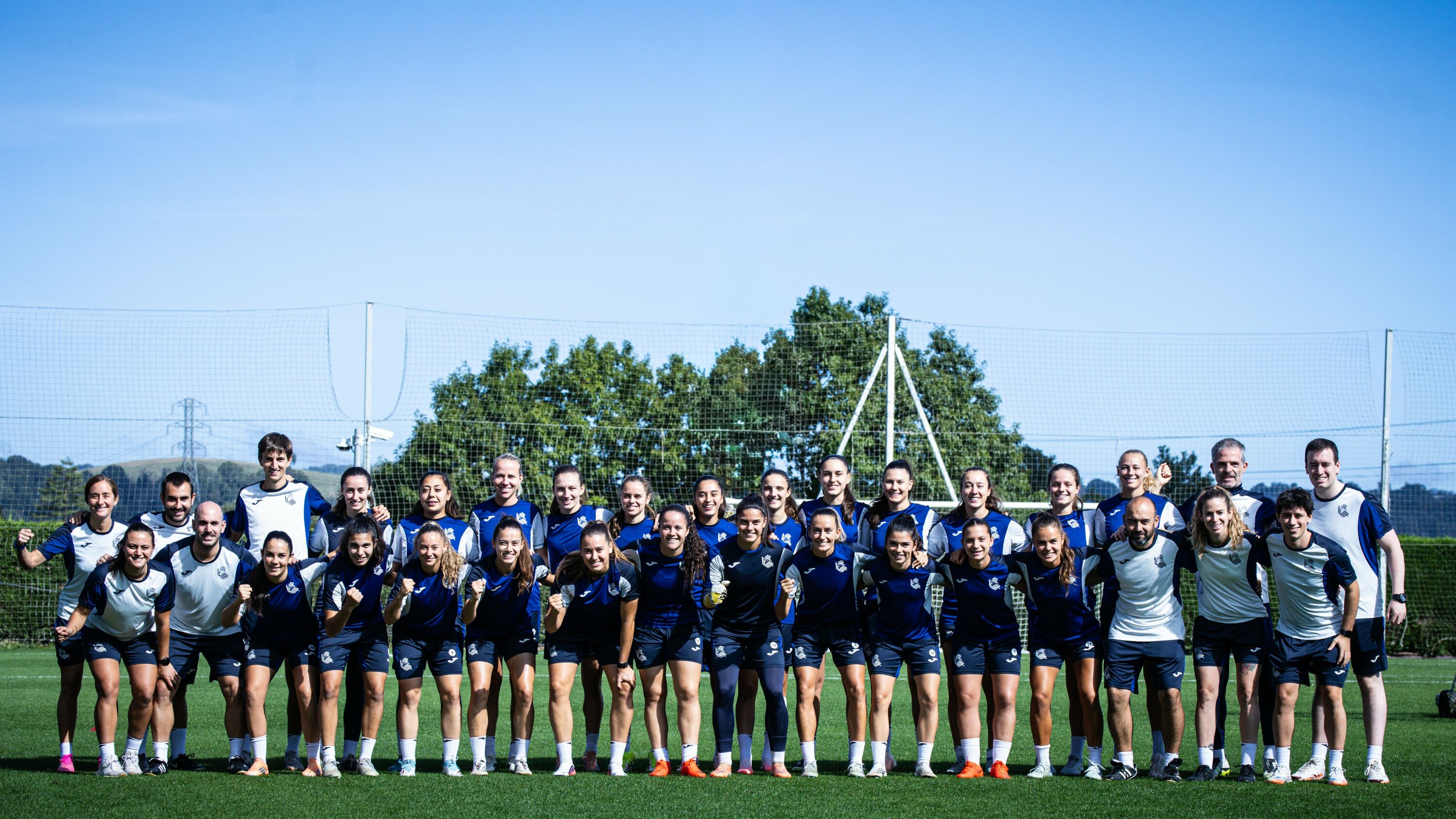 Realeko jokalari eta entrenatzaile multzoa, gaur, entrenamendua egin aurretik. REALA 