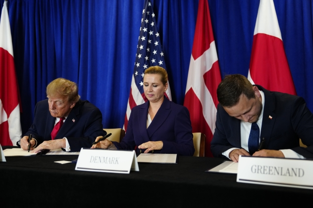 Trump, Frederiksen eta Nielsen gaur, New Yorken, aliantza sinatzen. MADS CLAUS RASMUSSEN / EFE Trump, Frederiksen eta Nielsen gaur, New Yorken, aliantza sinatzen. MADS CLAUS RASMUSSEN / EFE