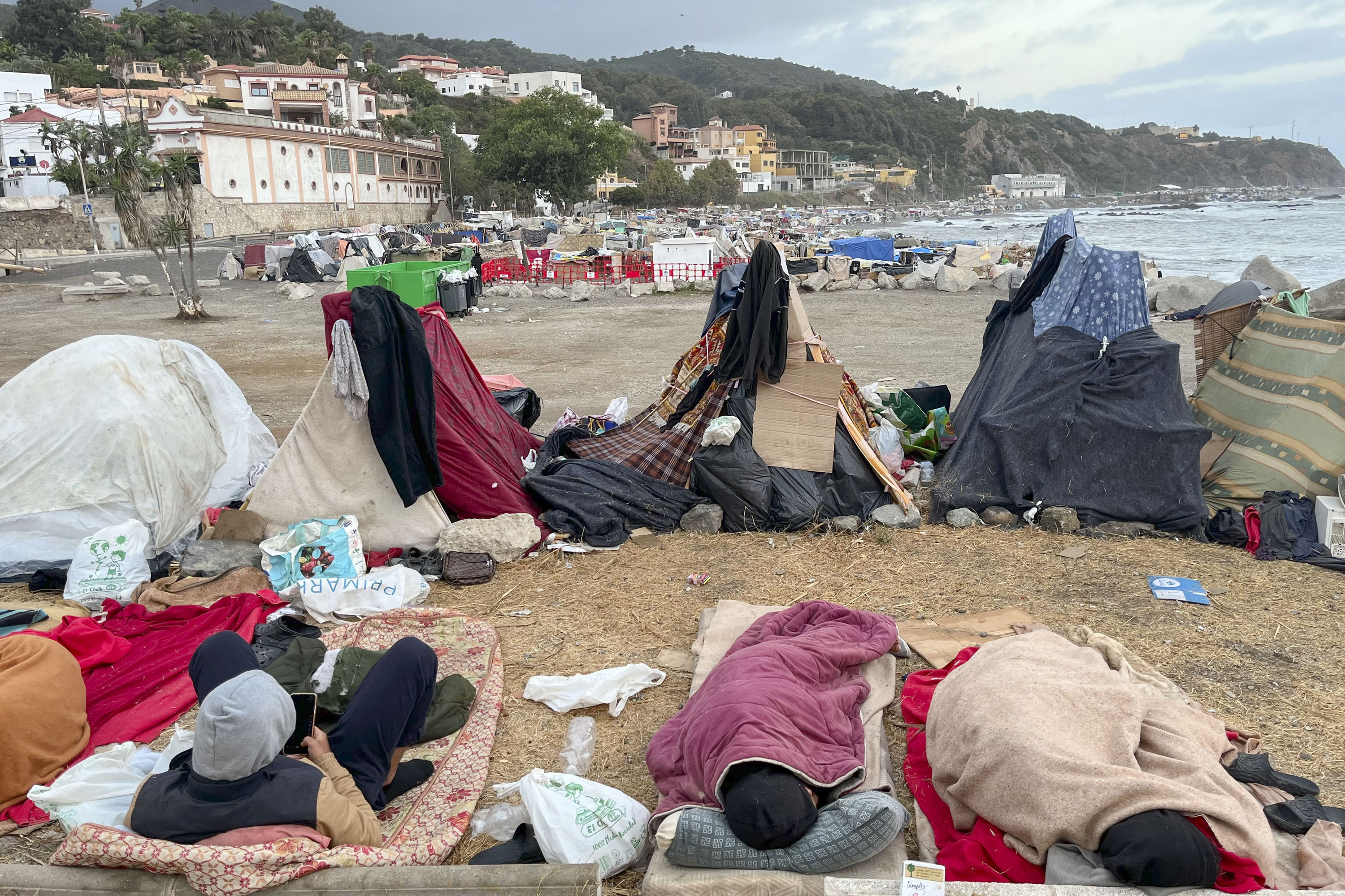 Migratzaileak Ceutako Trampolin hondartzan. REDUAN / EFE