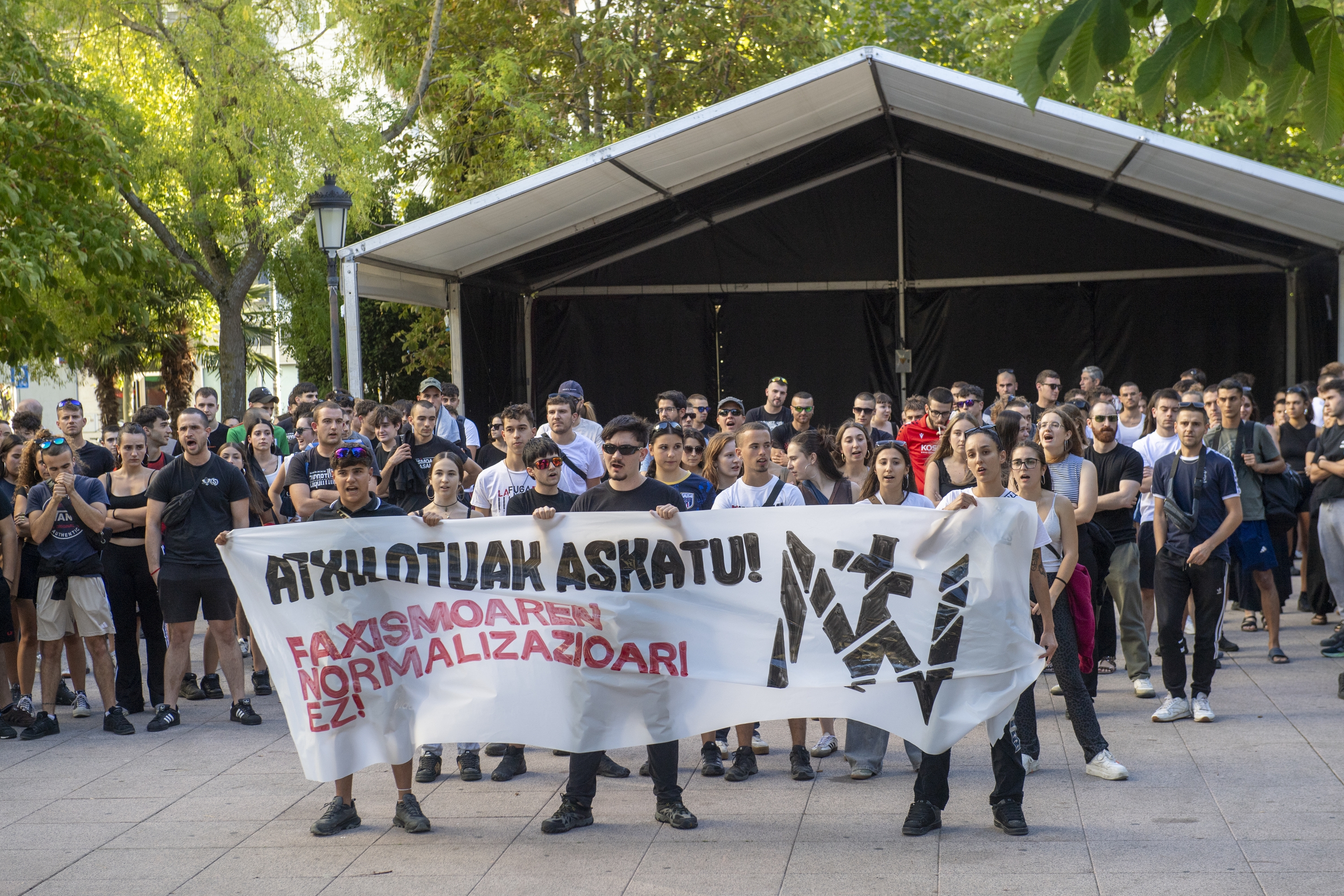 Iruñerrian atxilotutakoak aske utz ditzatela eskatzeko elkarretaratzea, gaur arratsaldean, Iruñerrian. IDOIA ZABALETA / FOKU