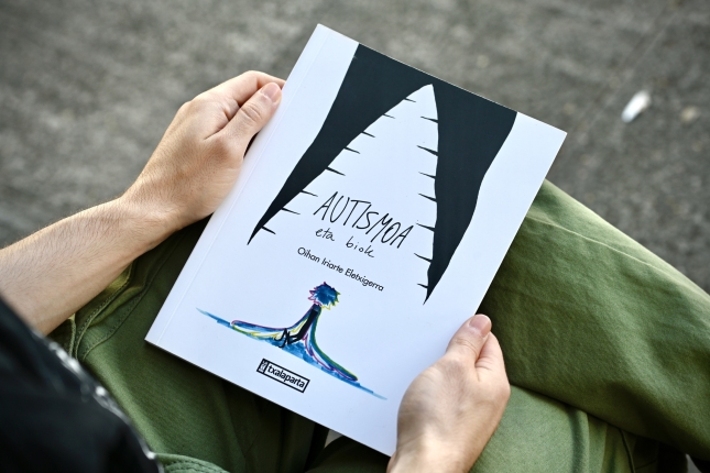 Oihan Iriarte Eletxigerraren 'Autismo eta biok' liburua. MIKEL MARTINEZ DE TRESPUENTES / FOKU Oihan Iriarte Eletxigerraren 'Autismo eta biok' liburua. MIKEL MARTINEZ DE TRESPUENTES / FOKU