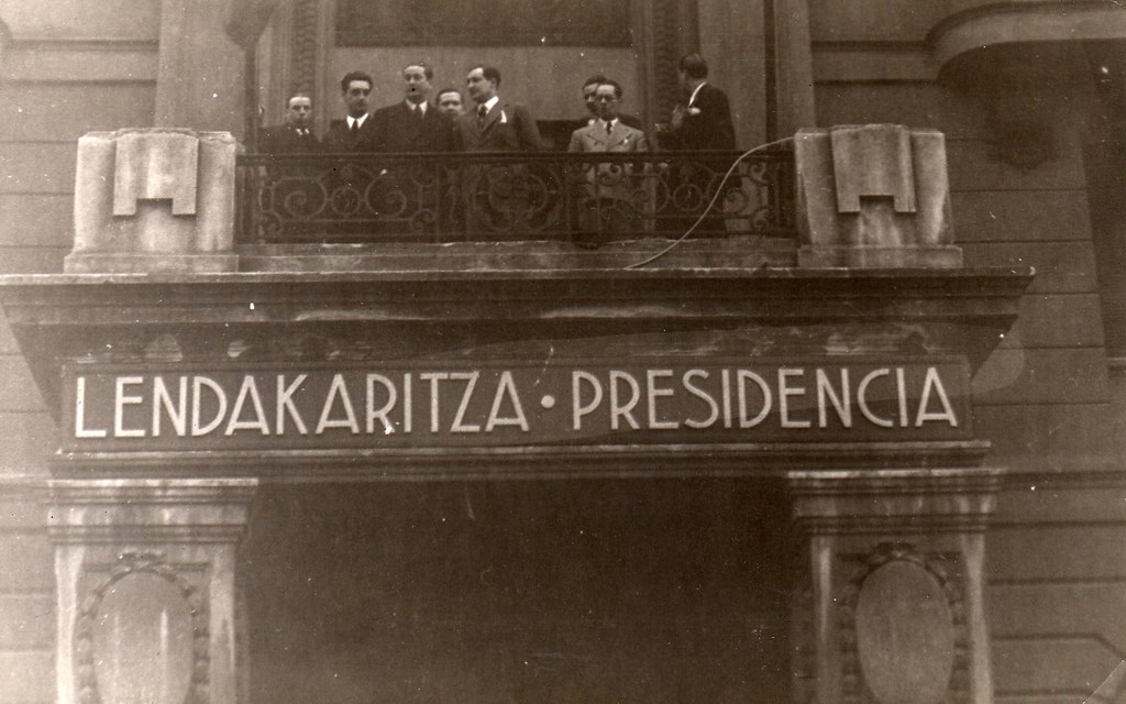 Lehen Eusko Jaurlaritza, Carlton hoteleko balkoian. BERRIA