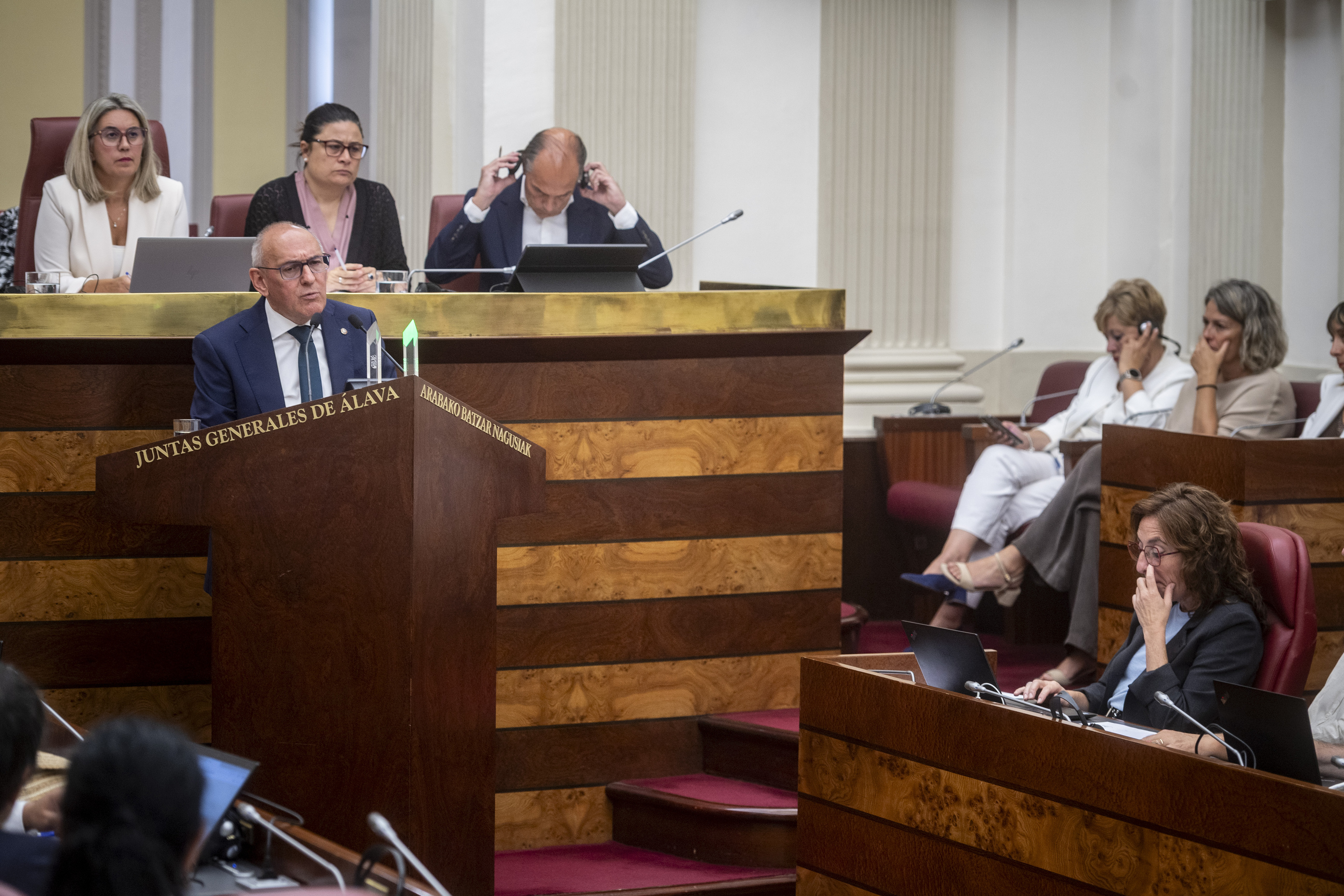 Ramiro Gonzalez eta Eva Lopez de Arroiabe, politika orokorreko bilkuran, atzo. JAIZKI FONTANEDA/FOKU