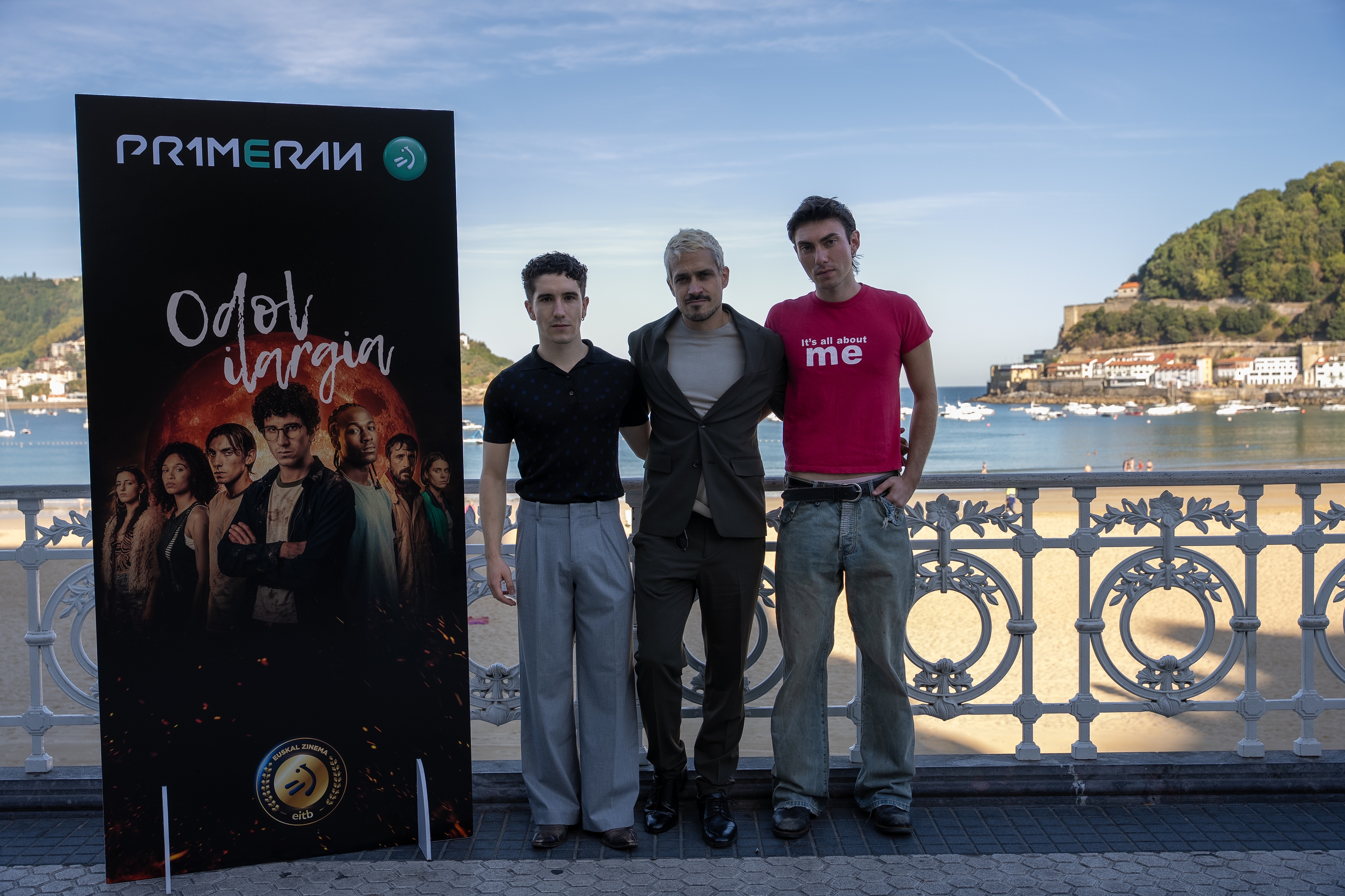 Jon Muñoz, David R. Losada eta Aritz Kortabarria, 'Odol ilargia' telesailaren aurkezpenean, Donostian. EITB