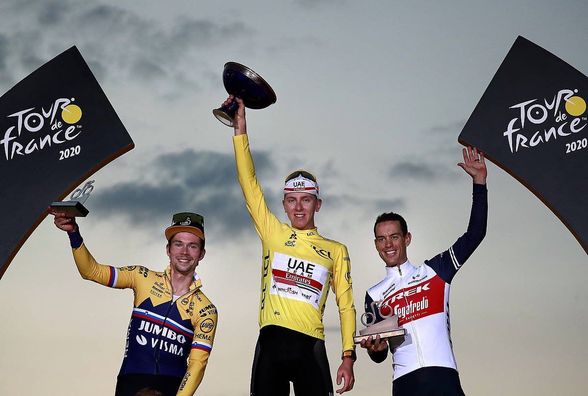 Frantziako Tourreko lehen hiru sailkatuak atzo, Parisen: Pogacar, Roglic eta Porte. CHRISTOPHE PETIT-TESSON / EFE