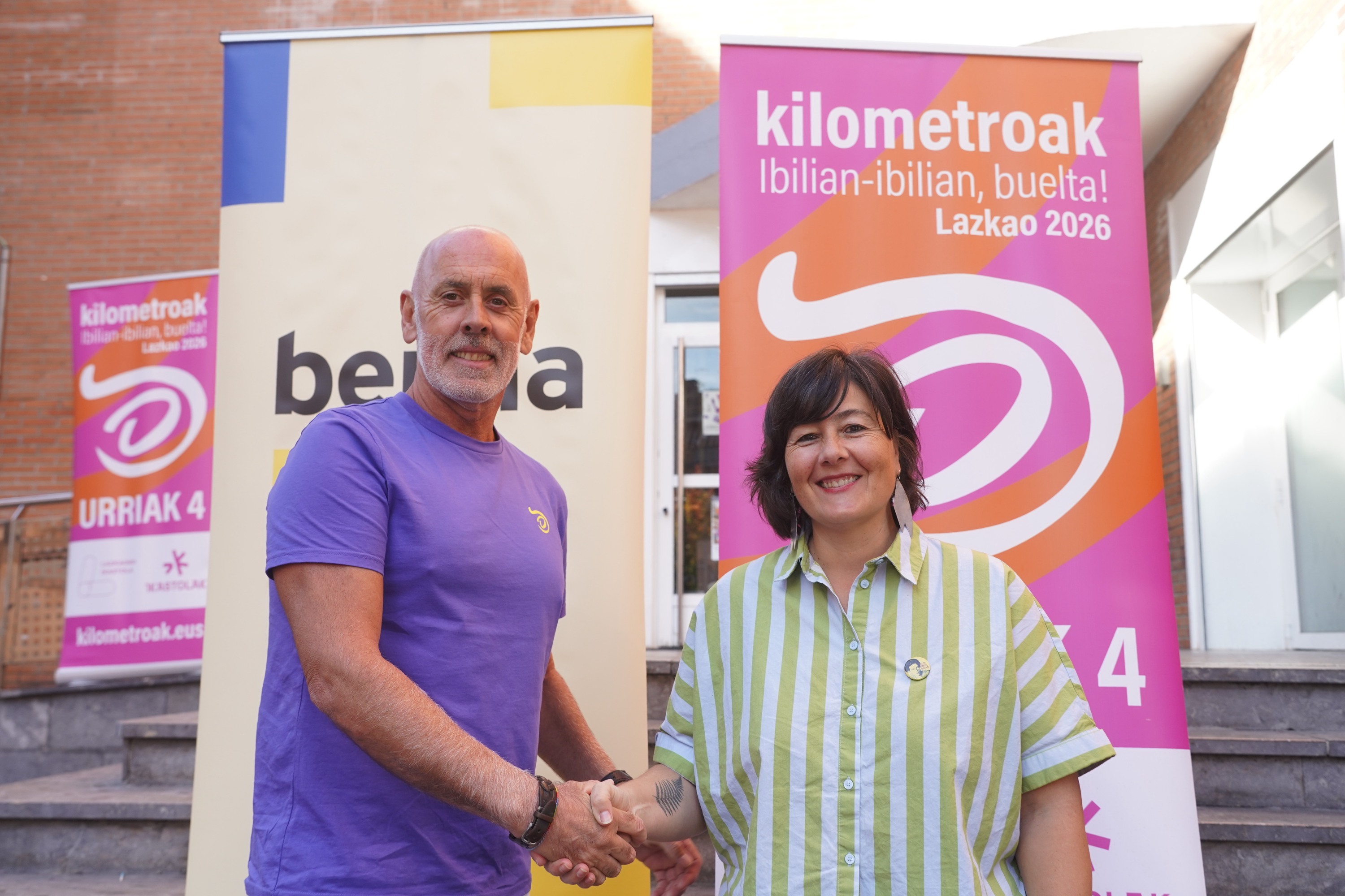 BERRIAko eta Kilometroak-eko ordezkariak, gaur goizean, Lazkaon. JON URBE / FOKU