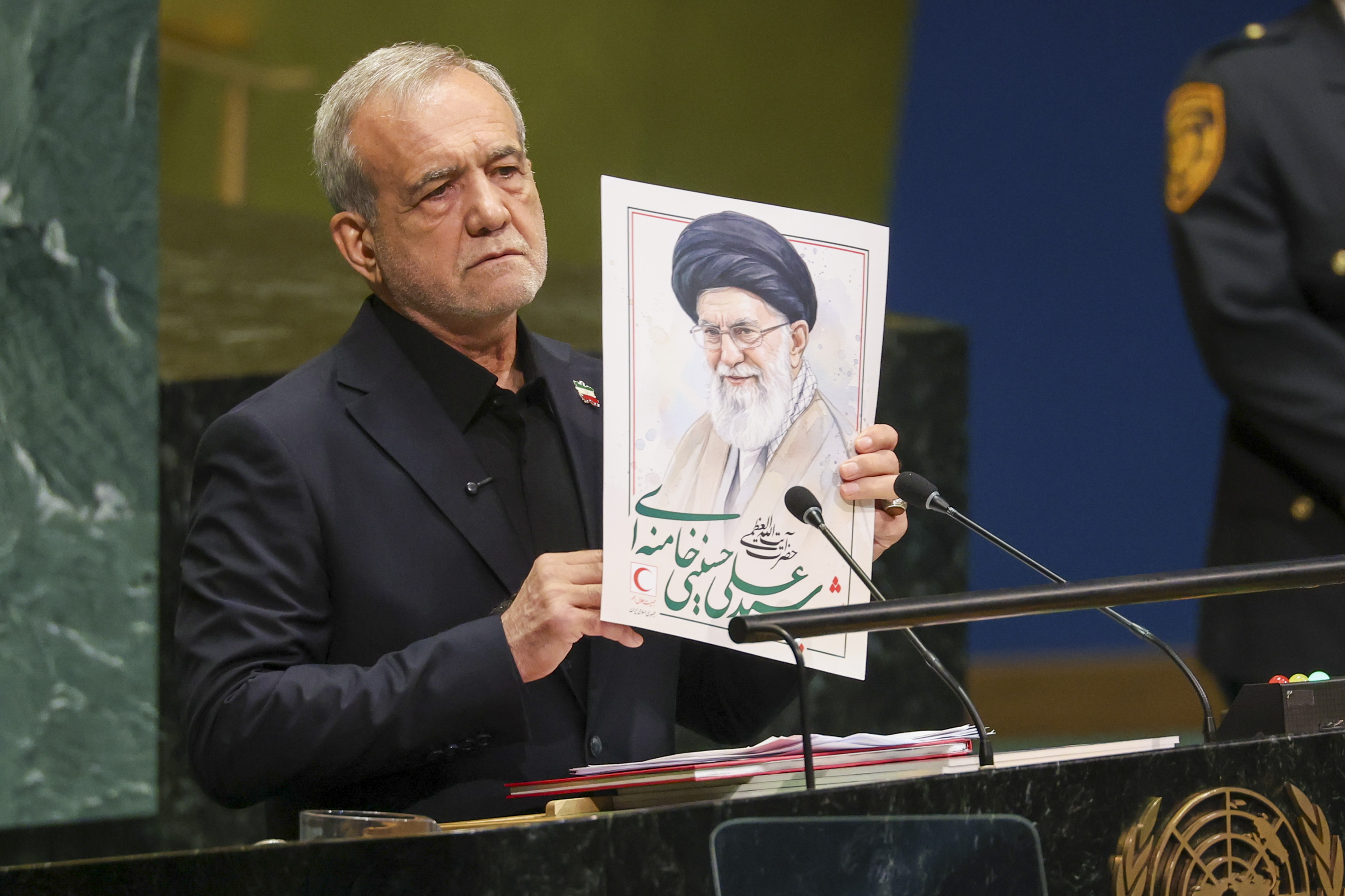 Masud Pezexkian gaur, NBEren New Yorkeko egoitzan hitzaldia ematen, Ali Khameneiren irudia eskuetan duela. SARAH YENESEL / EFE