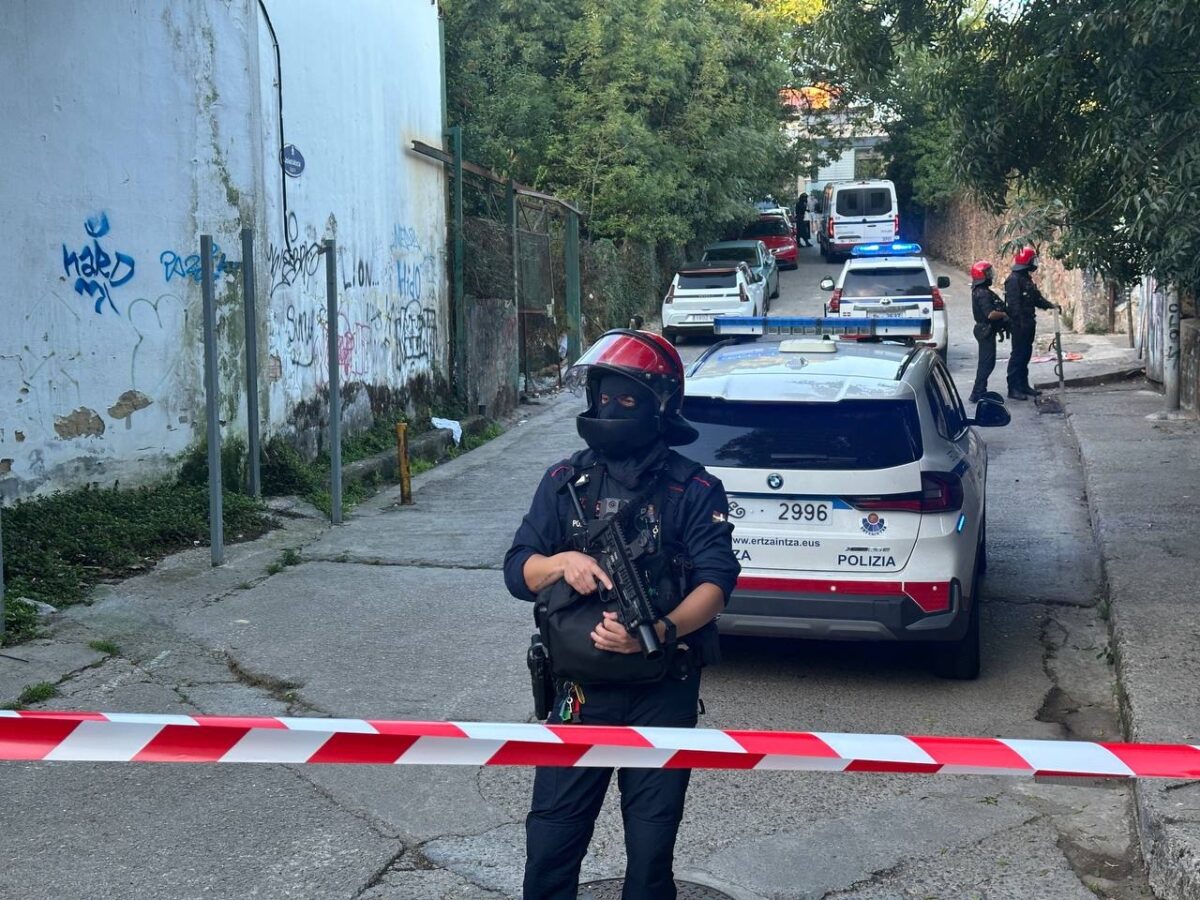Ertzainak Donostiako Zardoya Otis pabiloian. BEÑAT PARRA / IRUTXULOKO HITZA