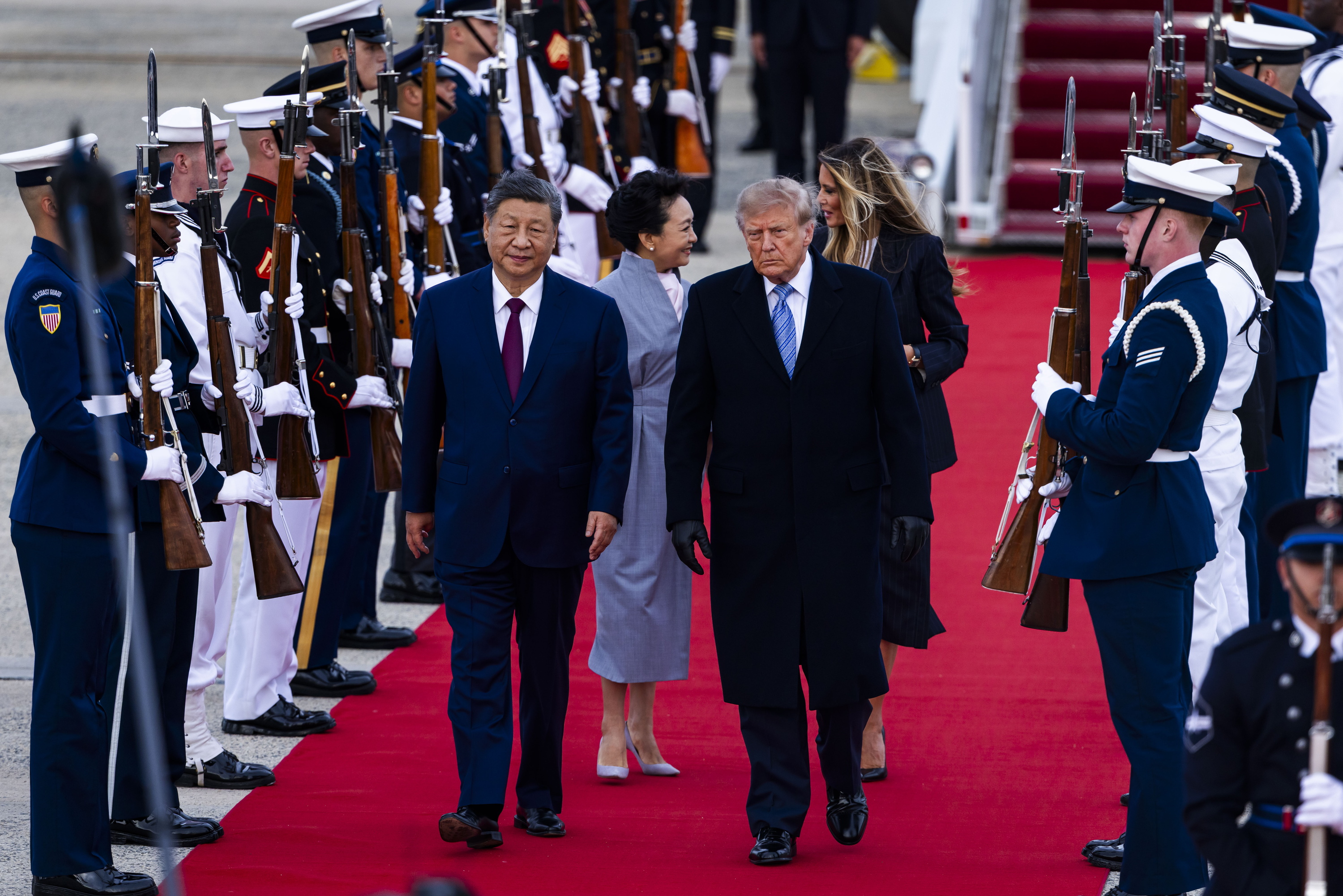 Xi Jinping eta Donald Trump, atzean emazteak dituztela, Andrews base miilitarrean, atzo arratsean. JIM, LO SCALZO / EFE