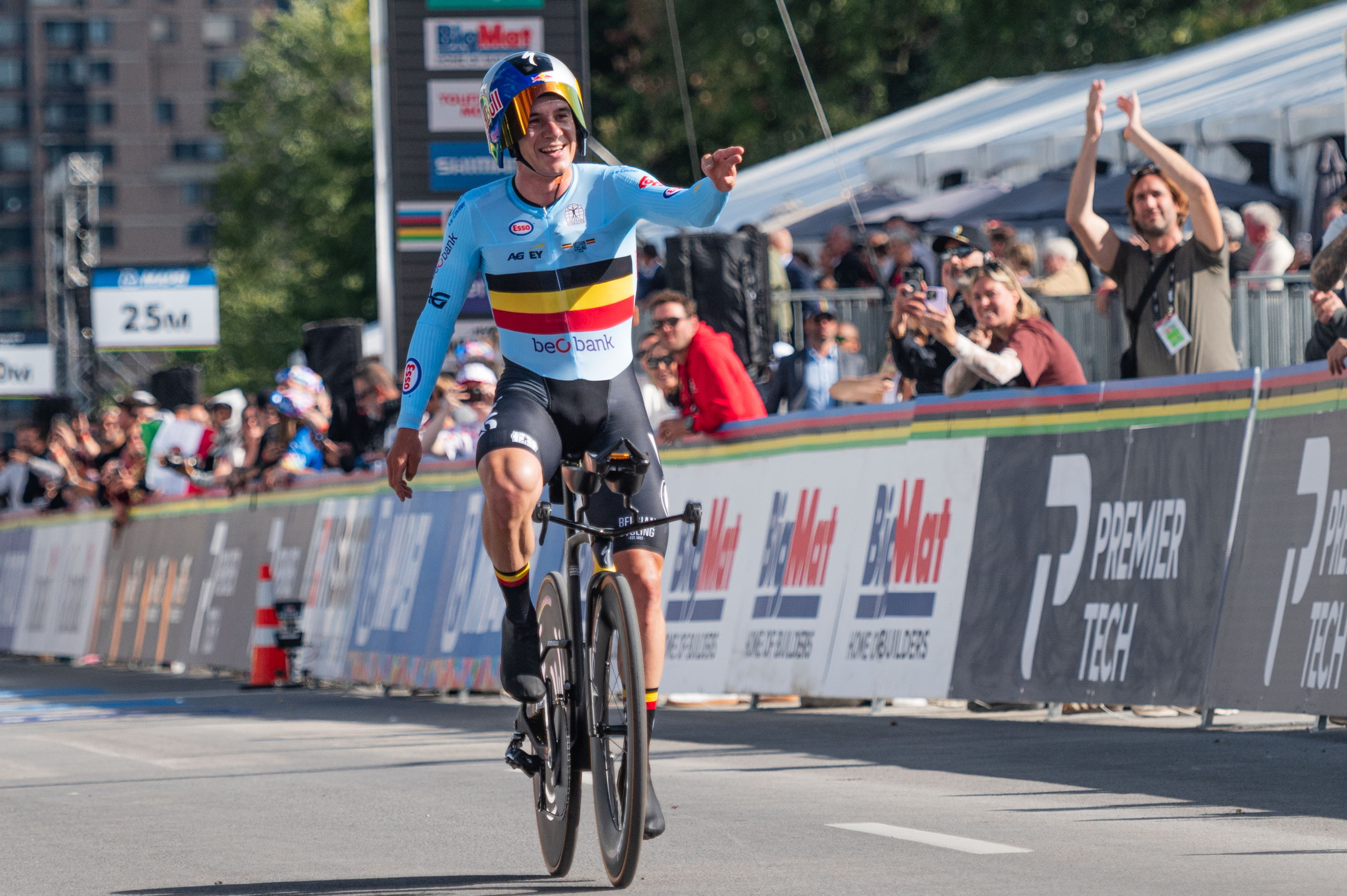 Remco Evenepoel igandean erlojuaren aurkako proba irabazi eta gero. EDOUARD DESROCHES / EFE