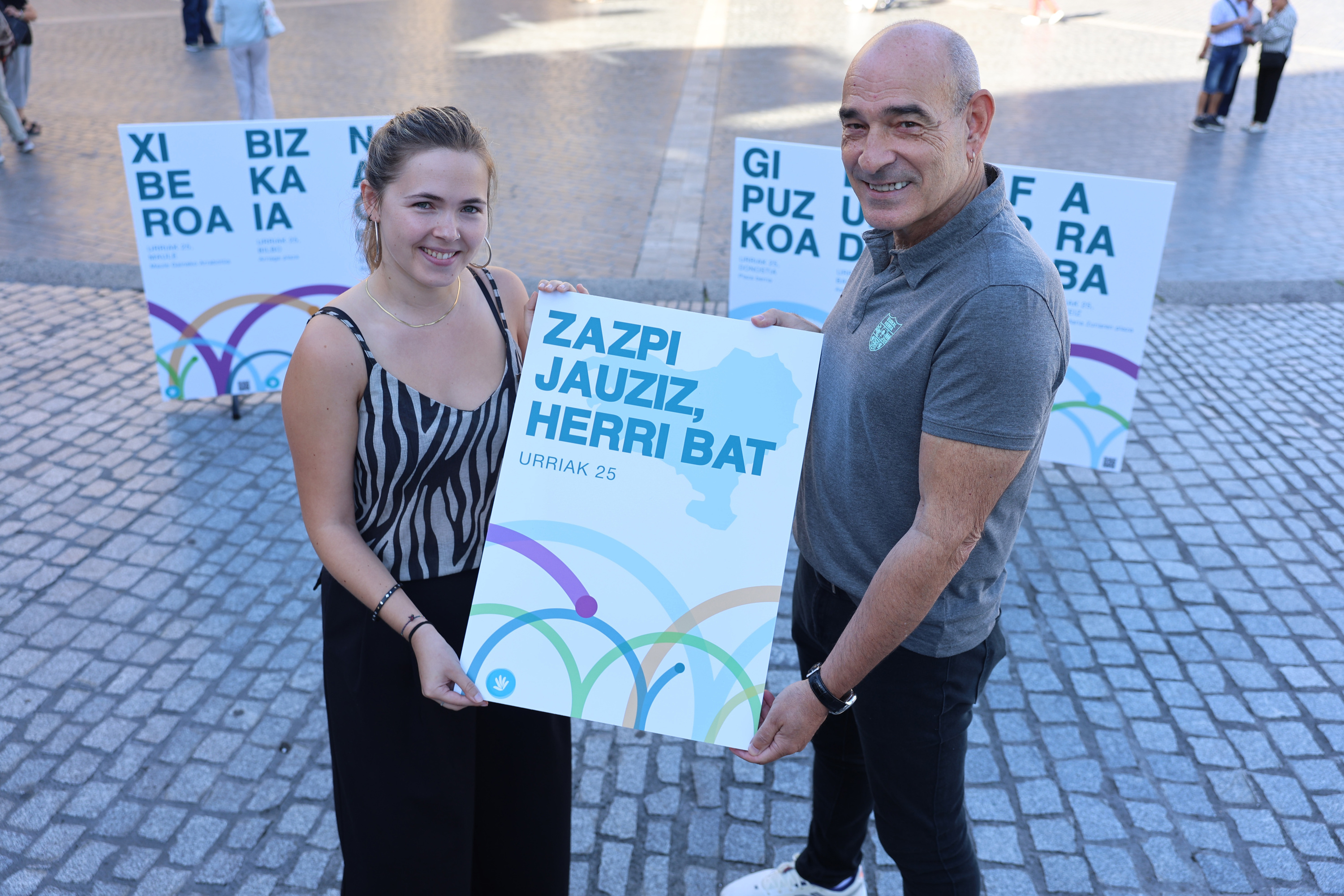 Gure Esku-ko ordezkari Irati Alvarez eta Josu Etxaburu, gaur, Bilbon egindako agerraldian. OSKAR MATXIN EDESA / FOKU