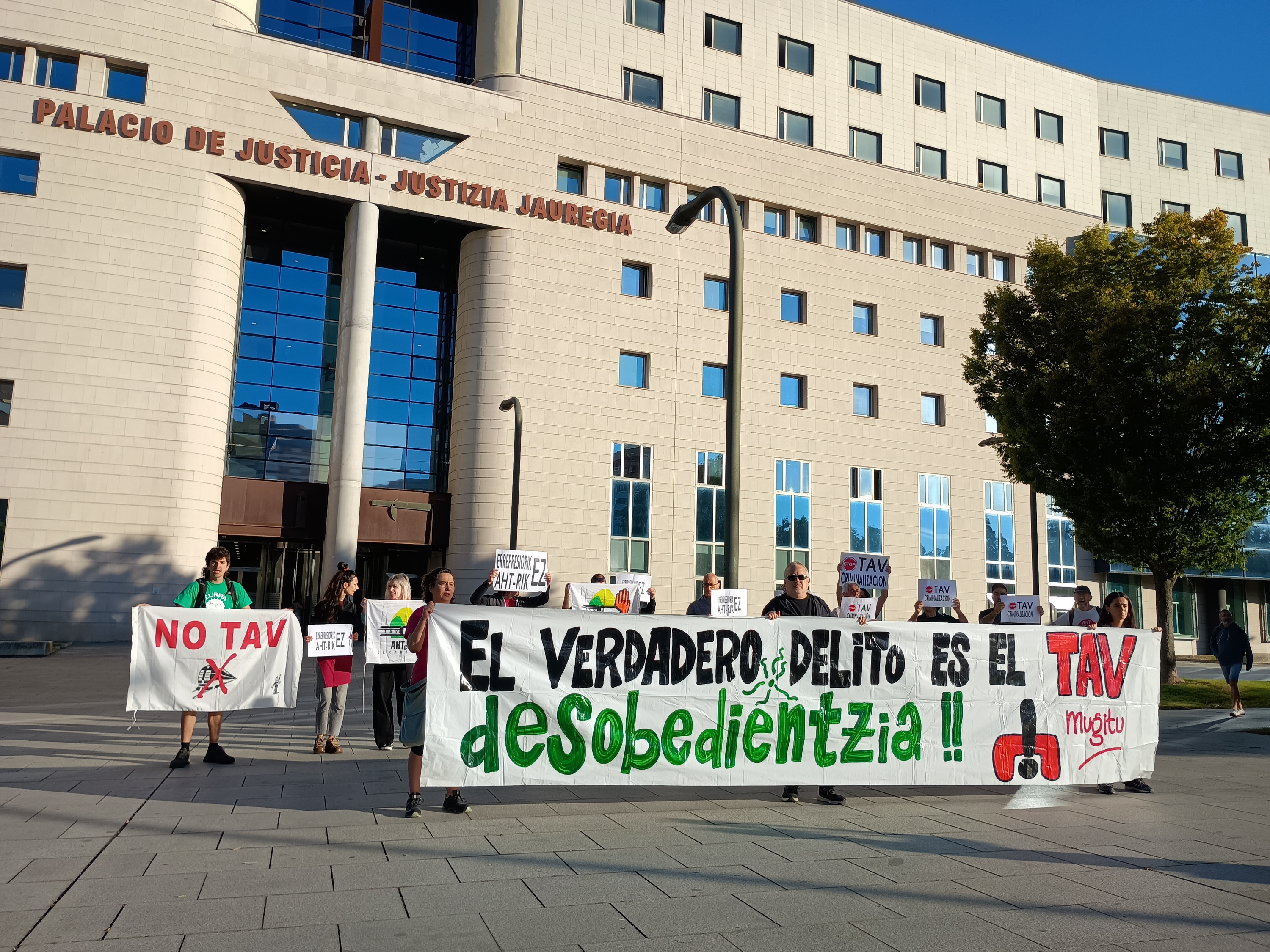 Epaiketaren aurretik kontzentrazioa egin dute Nafarroako Probintzia Auzitegiaren aurrean. UTZITAKOA