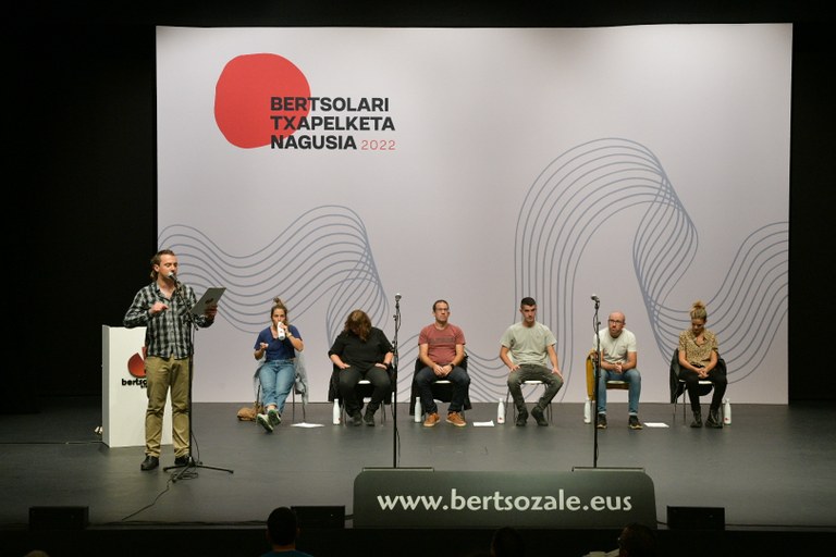 Imanol Artola 'Felix', 2022ko Euskal Herriko Bertsolari Txapelketan, gaiak jartzen. ALBERTO ELOSEGI / XENPELAR DOKUMENTAZIO ZENTROA