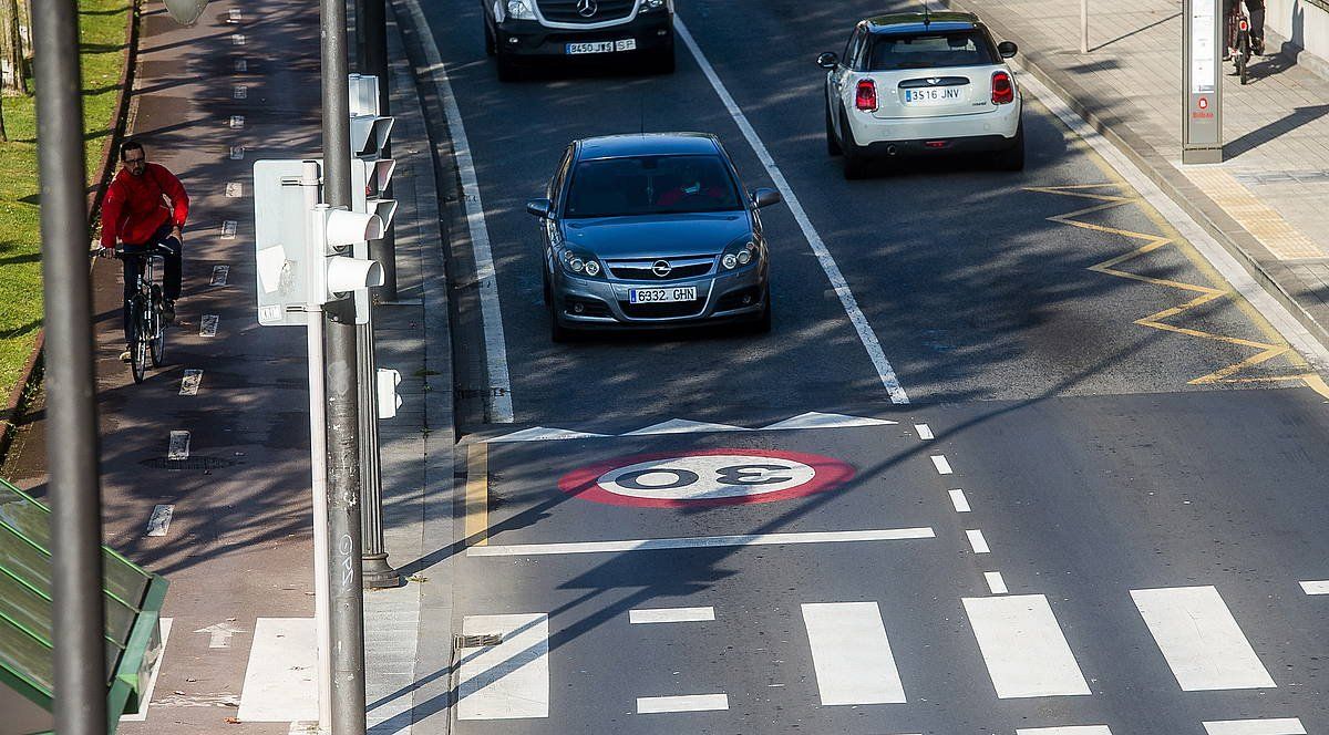 Gaurtik indarrean dago 30 kilometro orduko abiadura muga. LUIS JAUREGIATZO / FOKU