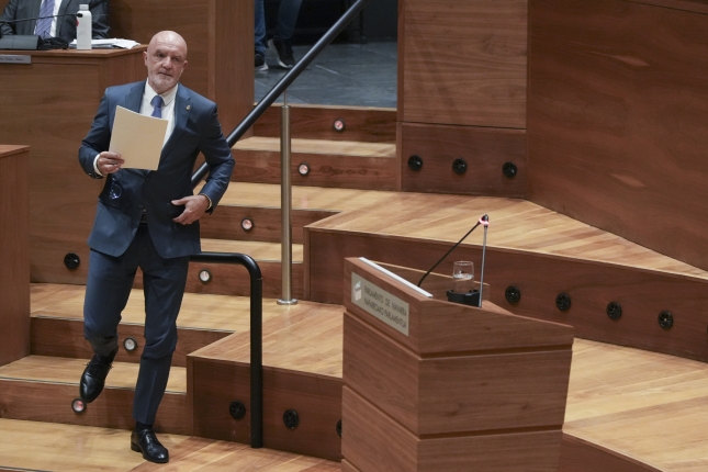 Javier Esparza UPNko parlamentaria, bere hitzaldia hasi aurretik. JAGOBA MANTEROLA Javier Esparza UPNko parlamentaria, bere hitzaldia hasi aurretik. JAGOBA MANTEROLA