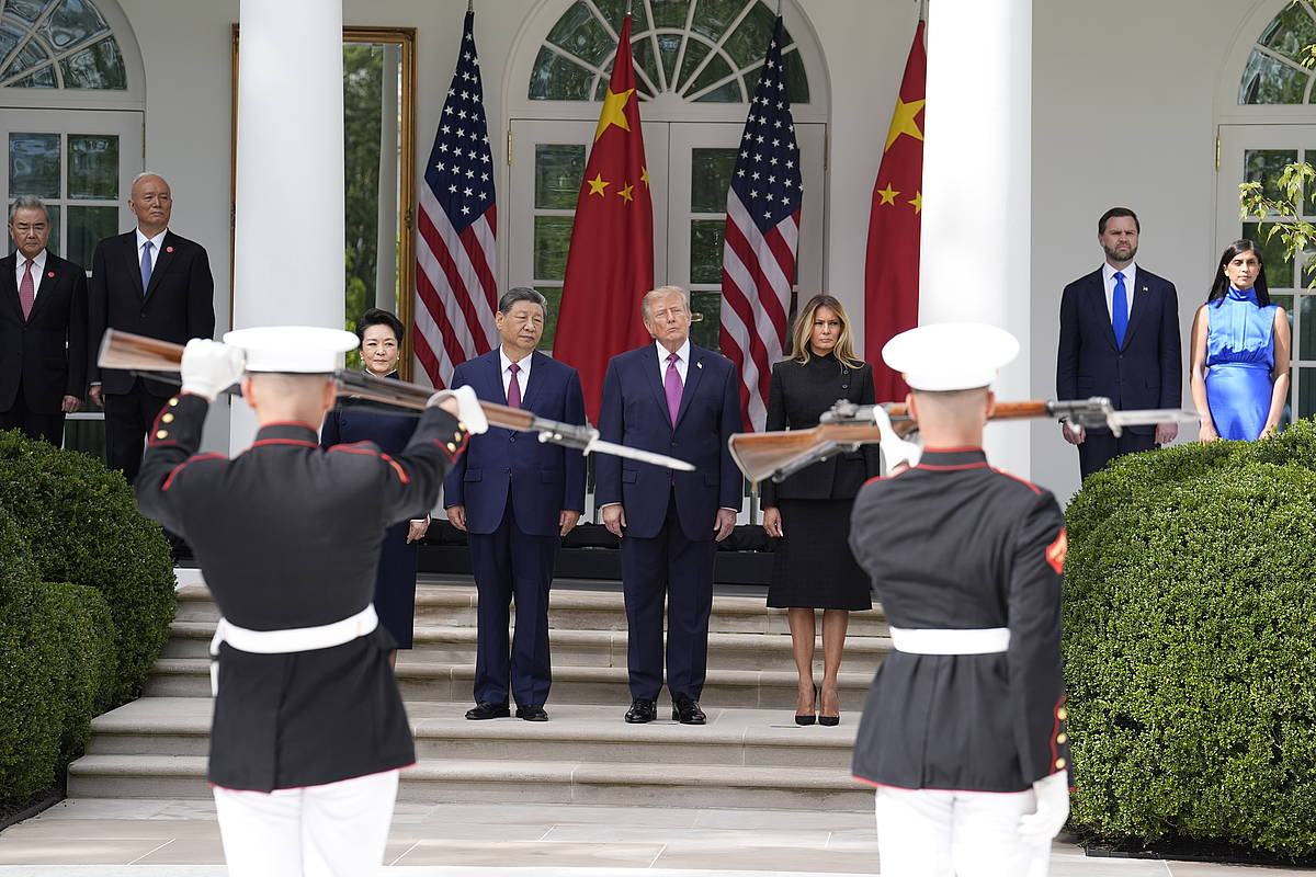 Xi eta Trump Etxe Zuriko Arrosen Lorategian egindako zeremonia militarrean. YURI GRIPAS / EFE
