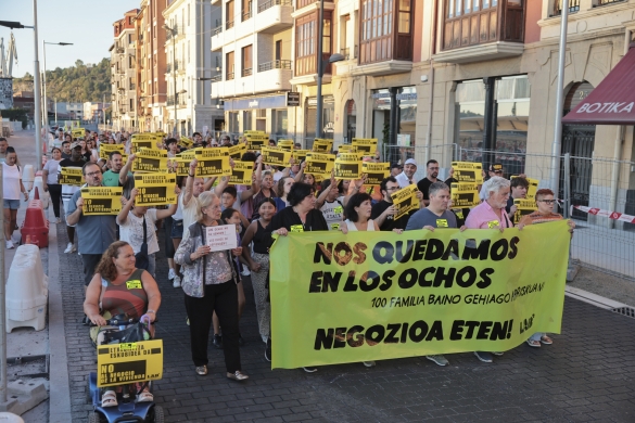 Erandioko Los Ochos eraikineko bizilagunei babesa emateko manifestazioa. LUIS TEJIDO / EFE Erandioko Los Ochos eraikineko bizilagunei babesa emateko manifestazioa. LUIS TEJIDO / EFE