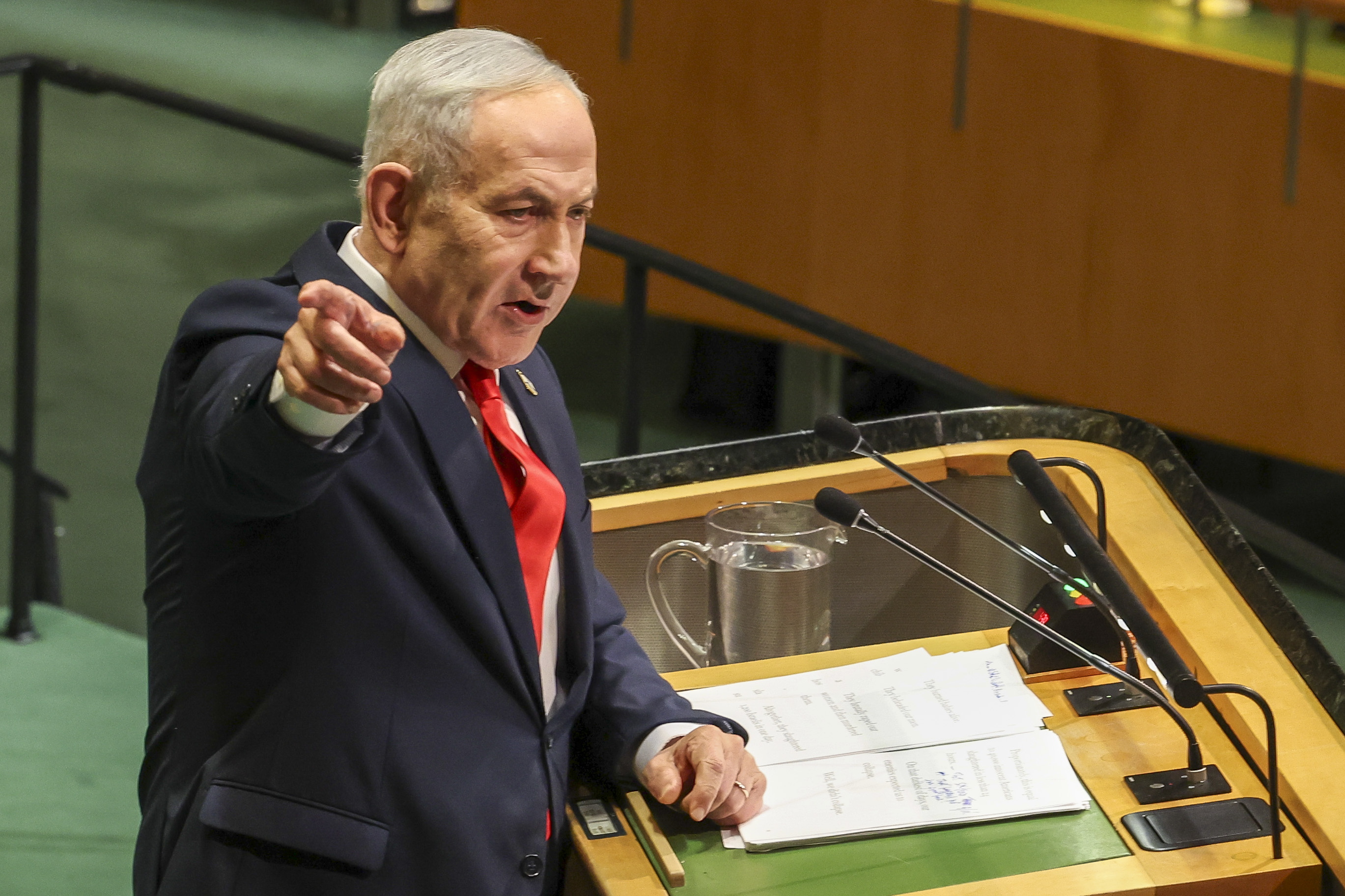 Benjamin Netanyahu gaur, NBEren New Yorkeko egoitzako areto nagusian. SARAH YENESEL / EFE