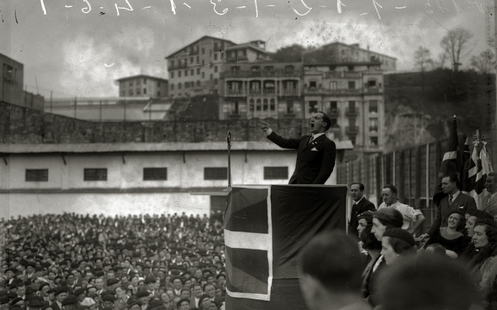 1933ko Aberri Egunean Jose Antonio Agirrek Atotxako frontoian eginiko mitina. VICENTE MARTIN / KUTXA FOTOTEKA