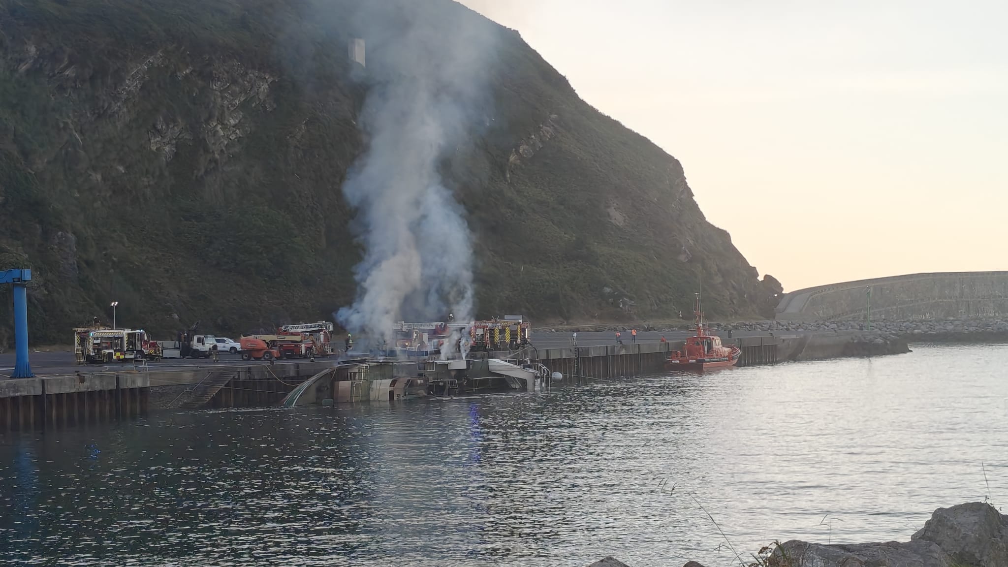 'Gure Gaskuña' arrasteontzia, erdi hondoratuta. BERRIA