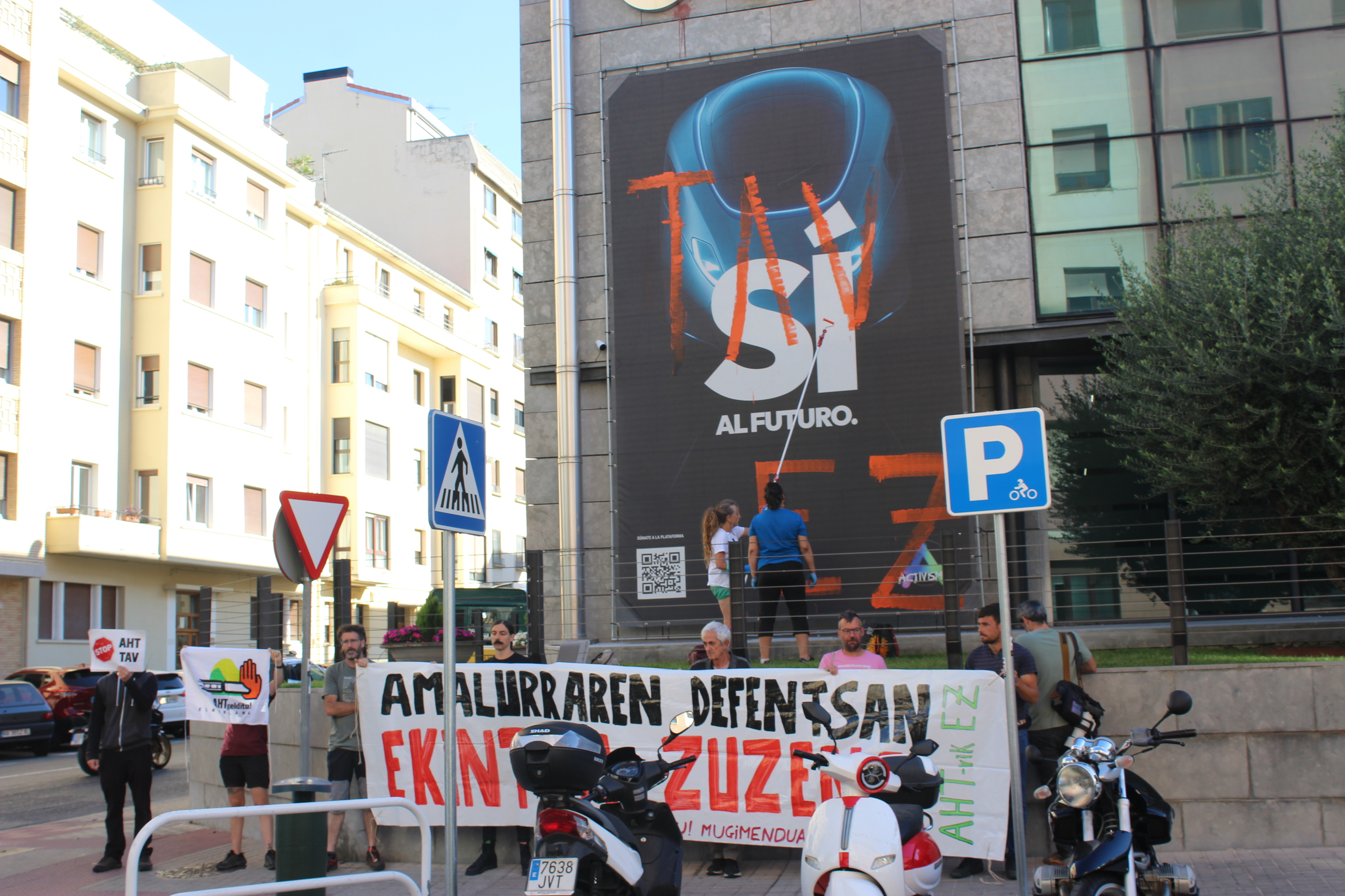 Mugimenduak AHTaren kontrako mezu bat margotu du CENen egoitzaren aurrean. MUGITU!-K UTZITAKOA
