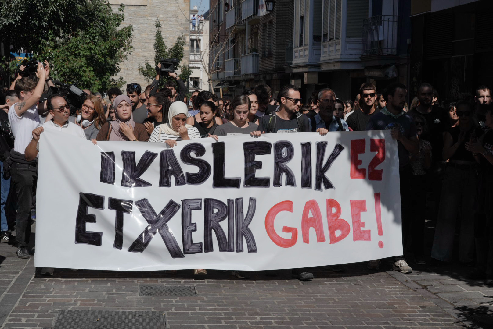 Gasteizko etxegabetzea salatzeko protestan izan dira etxegabetutako bi gurasoak. ENDIKA PORTILLO / FOKU