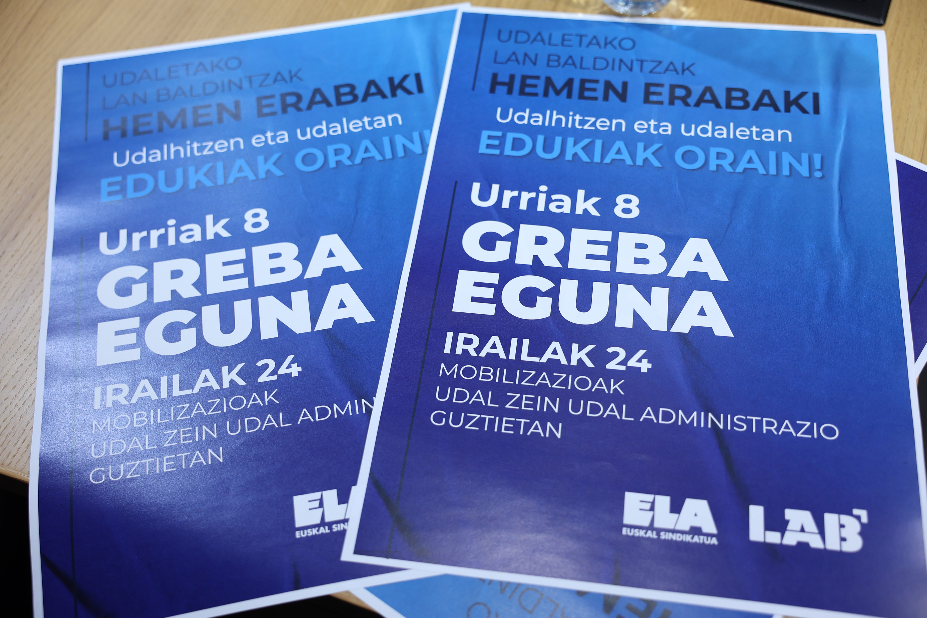 Afixak ELAren eta LABen agerraldian, irailaren hasiera, grebara deitu zutenean. OSKAR MATXIN EDESA / FOKU