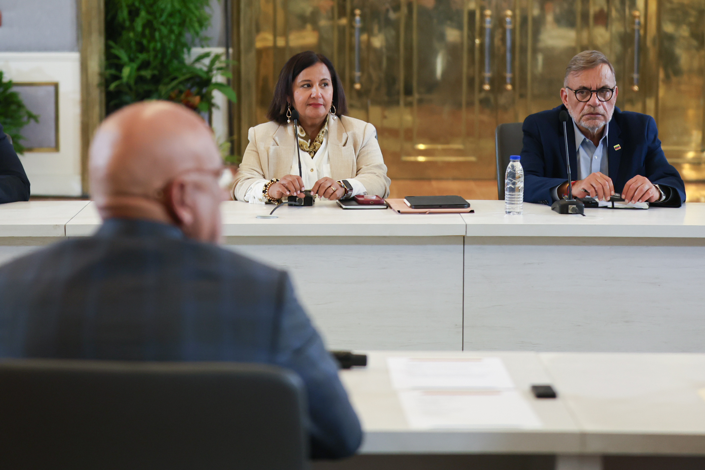 Dinorah Figuera —erdian— eta Jorge Rodriguez —bizkarra ematen—, Caracasen, joan den asteko bilera batean. MIGUEL GUTIERREZ / EFE