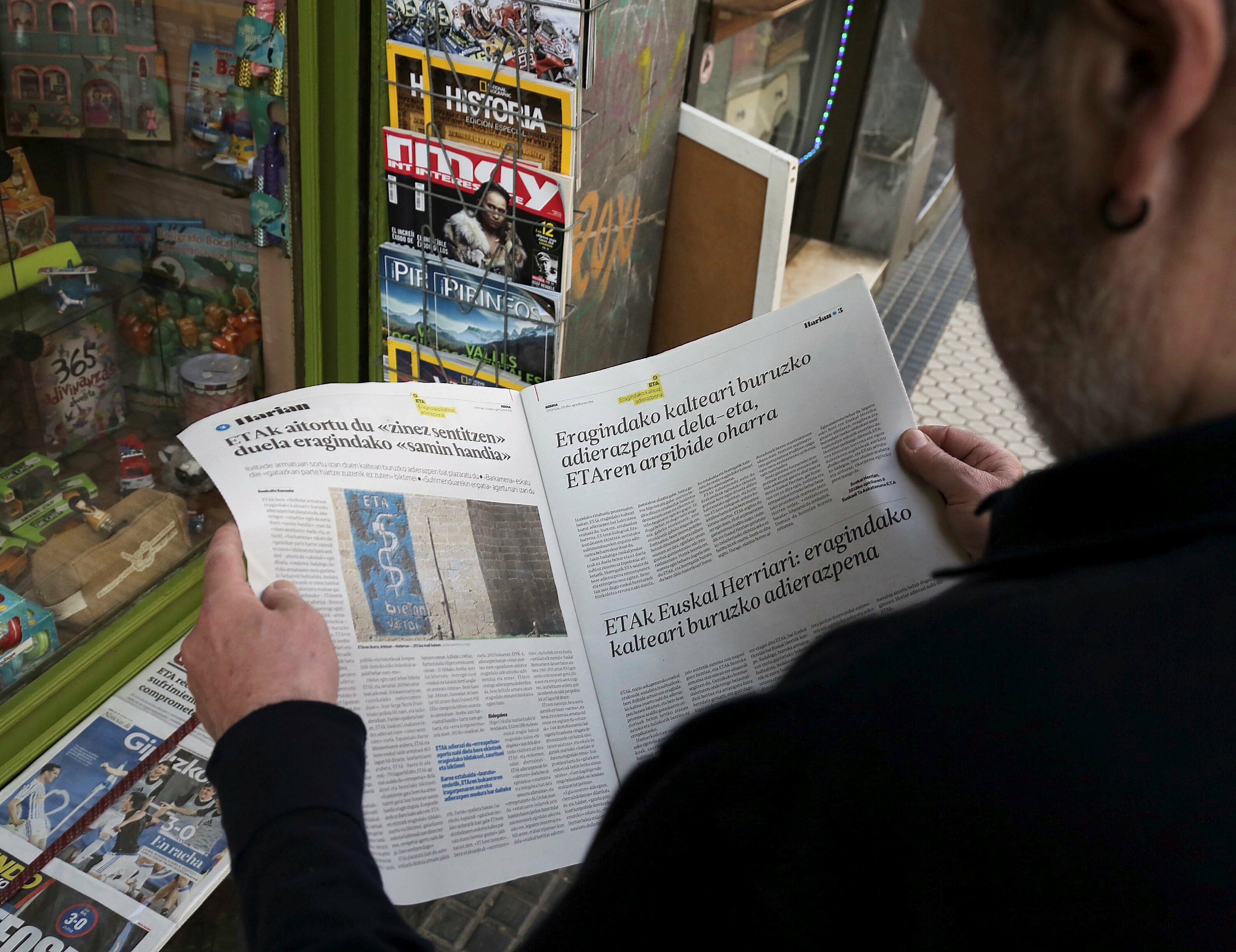 Herritar bat BERRIA irakurtzen, artxiboko irudi batean. GORKA ESTRADA / EFE